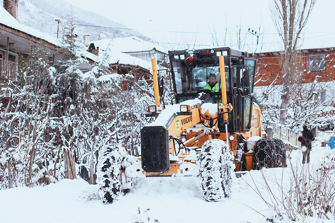 Büyükşehir şehrin merkezinden en uzak noktasına kadar müdahalelerini sürdürüyor