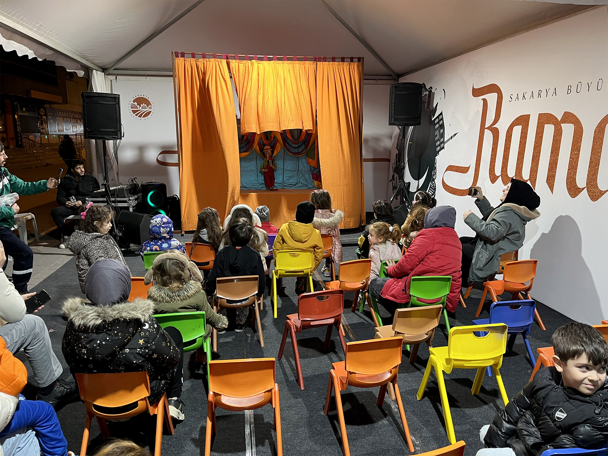 Ramazan Sokağı’nda minikleri kahkahaya boğan gösteri