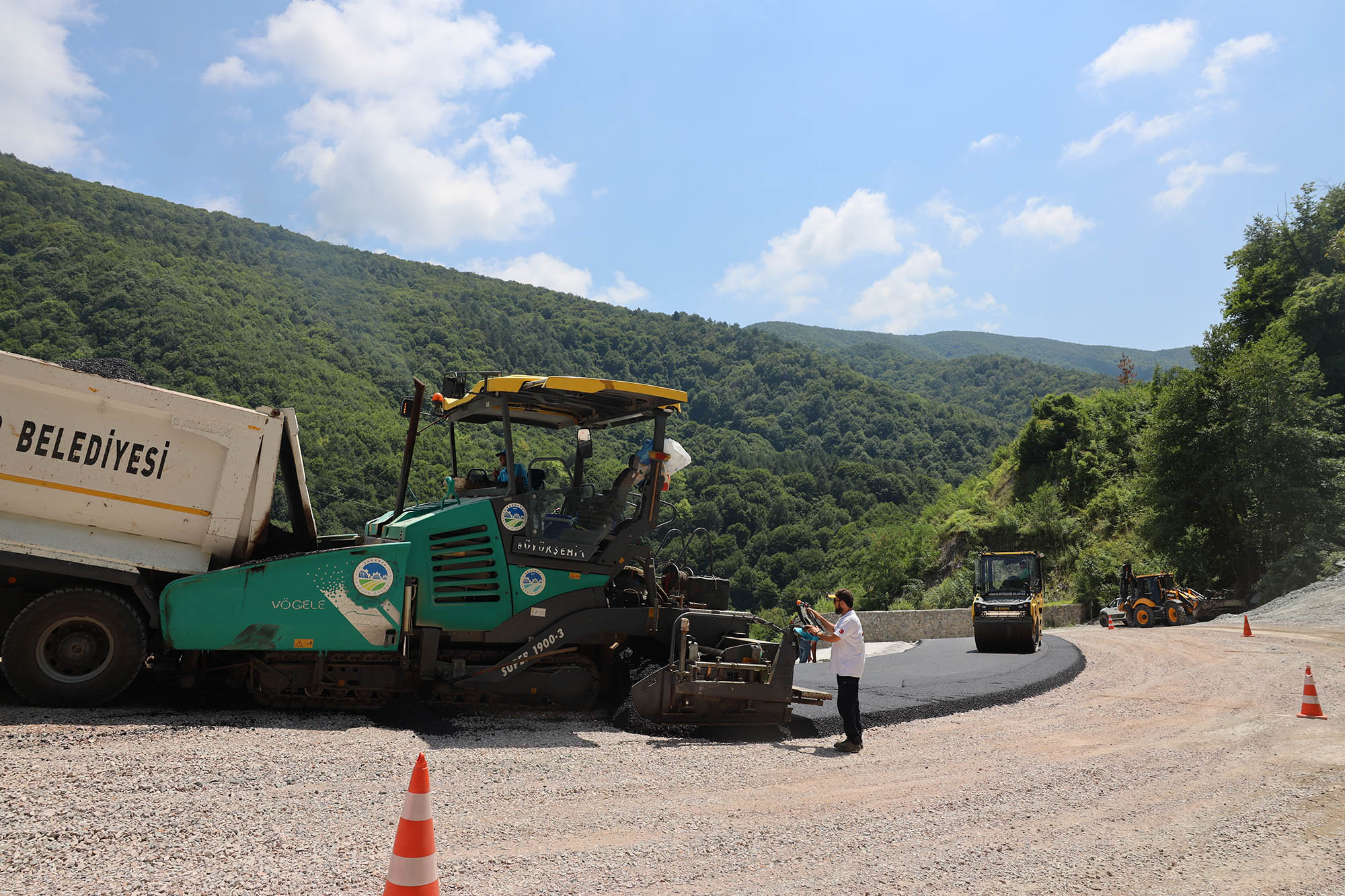 Büyükşehir, Sapanca’da heyelan riskine karşı yolu güçlendirdi, ulaşımı yeniledi
