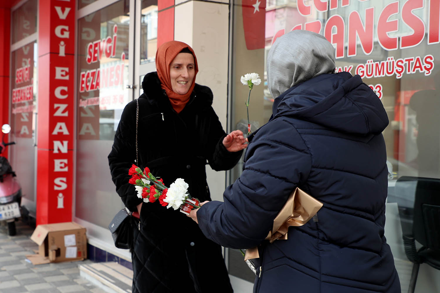 Büyükşehir yine yürekleri ısıttı: Kandilde bir karanfil, bir tebessüm…