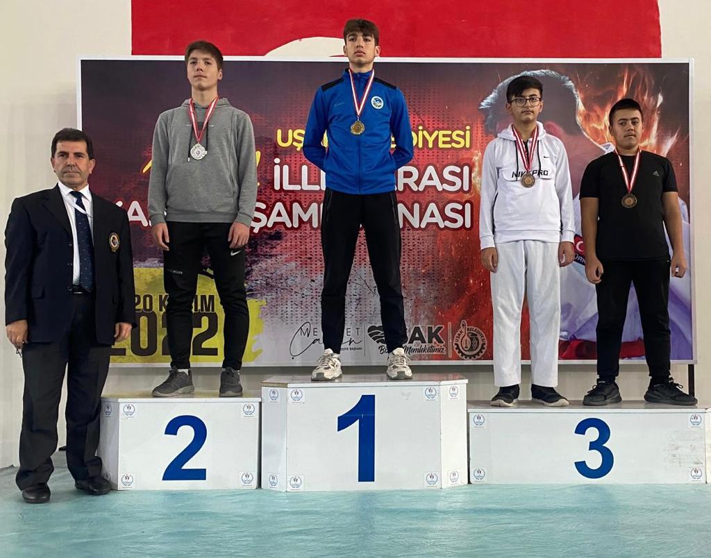 Büyükşehir karate sporcuları madalyaları topladı