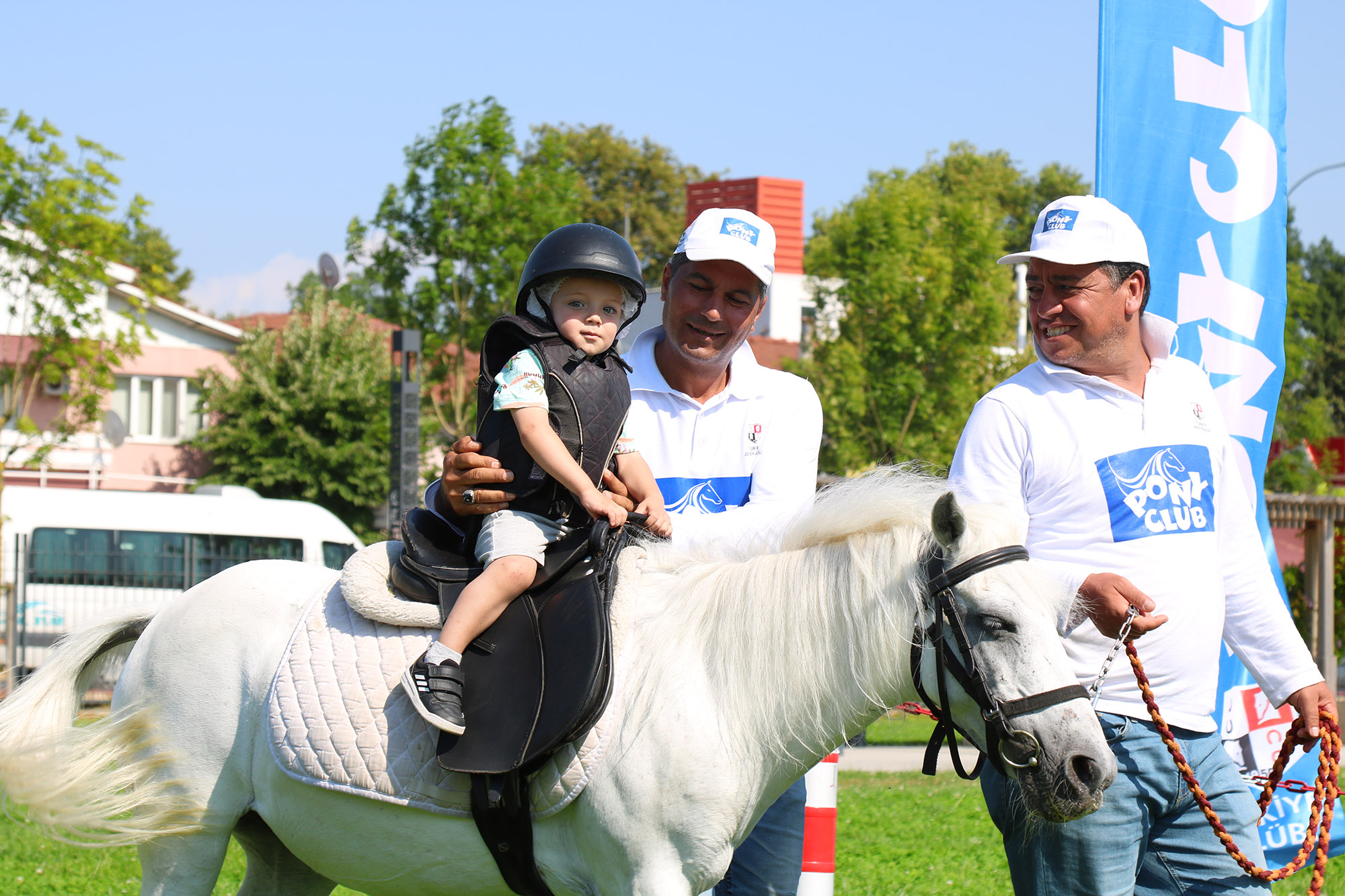 Çocuklar Millet Bahçesi’nde ‘pony’ atlarına bindi