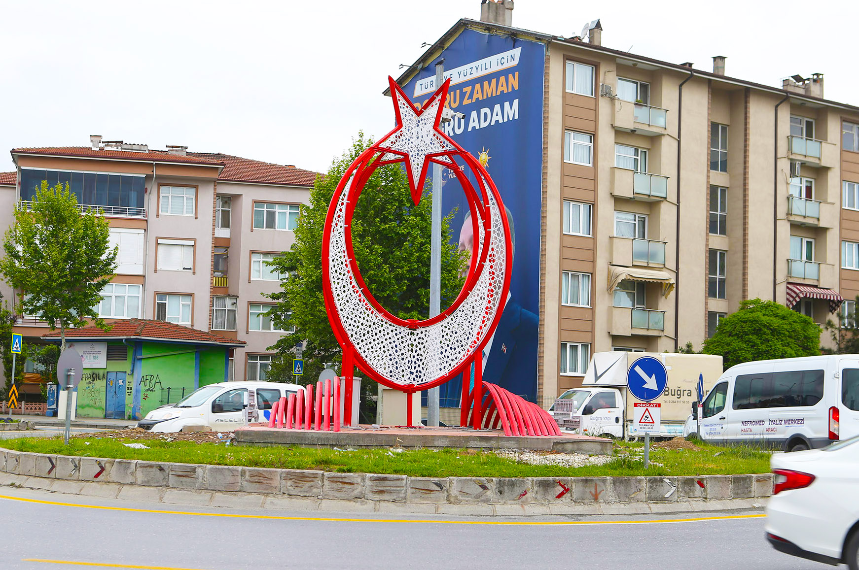 Büyükşehir Sakarya’nın simge noktalarını Ay Yıldız'la süslüyor