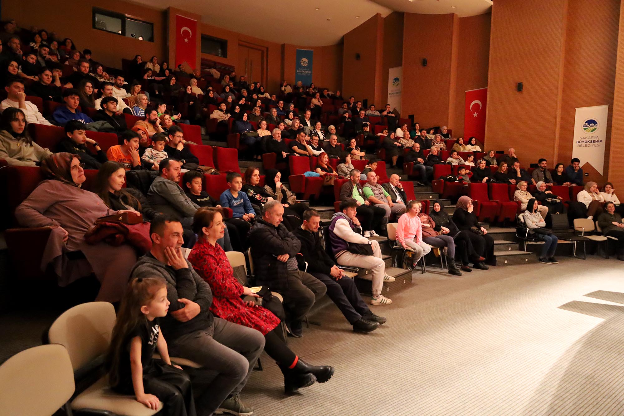 Genç tiyatrocuların sahnesi büyük beğeni topladı