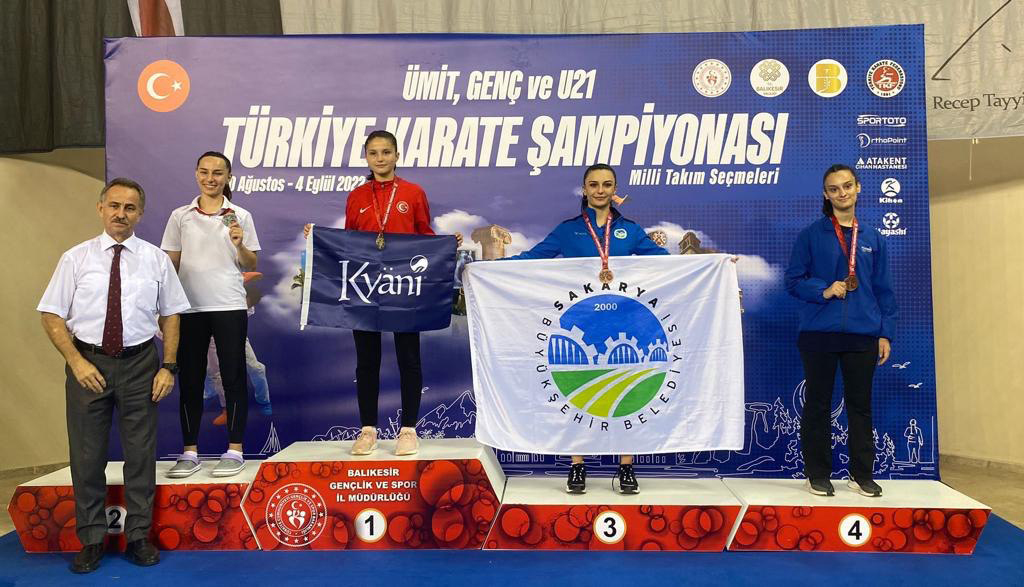 Büyükşehir karate sporcuları gururlandırdı