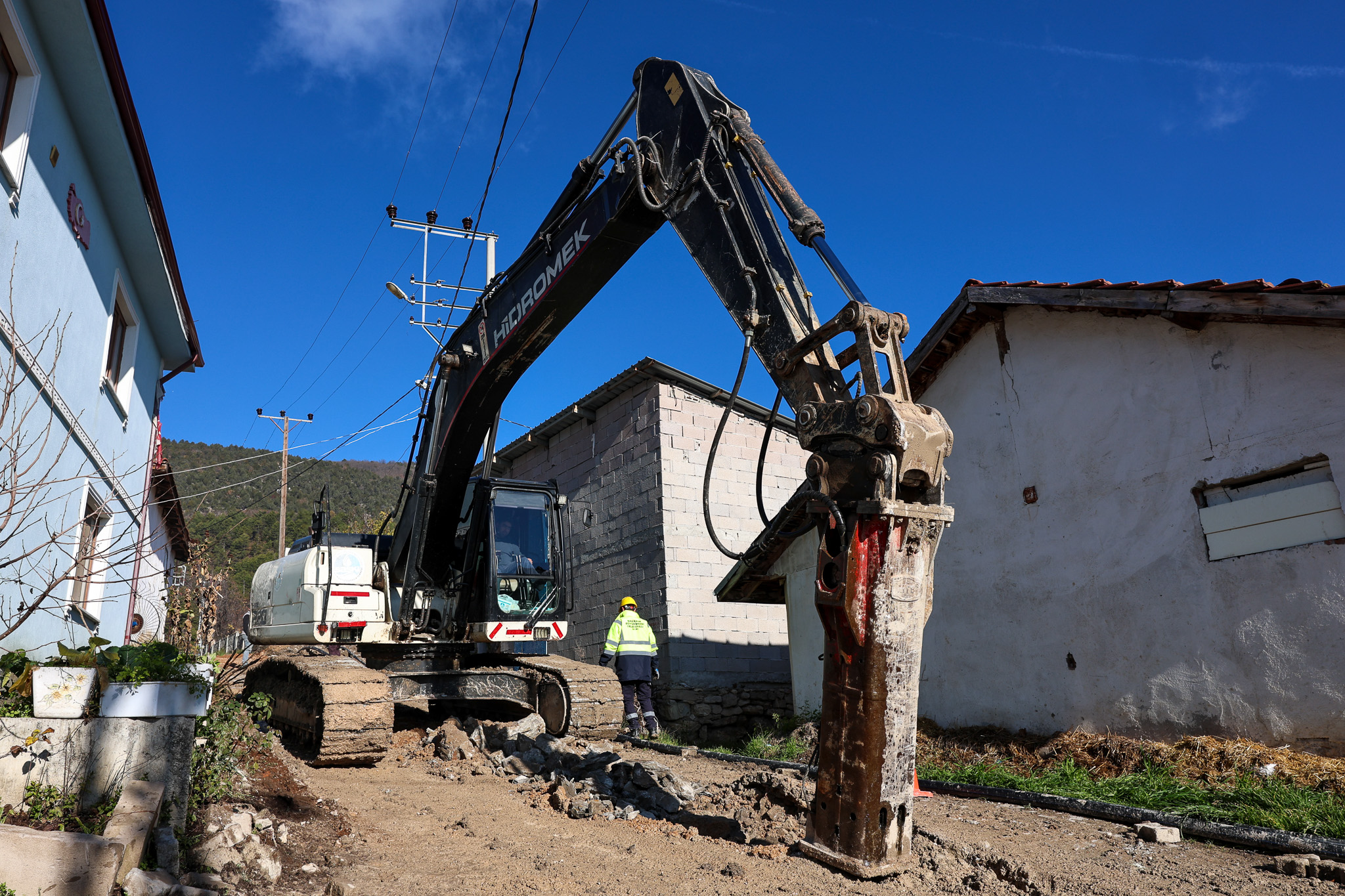 Merkeze 85 kilometre uzaklıktaki Taraklı Alballar’da altyapı dönüşümü başladı