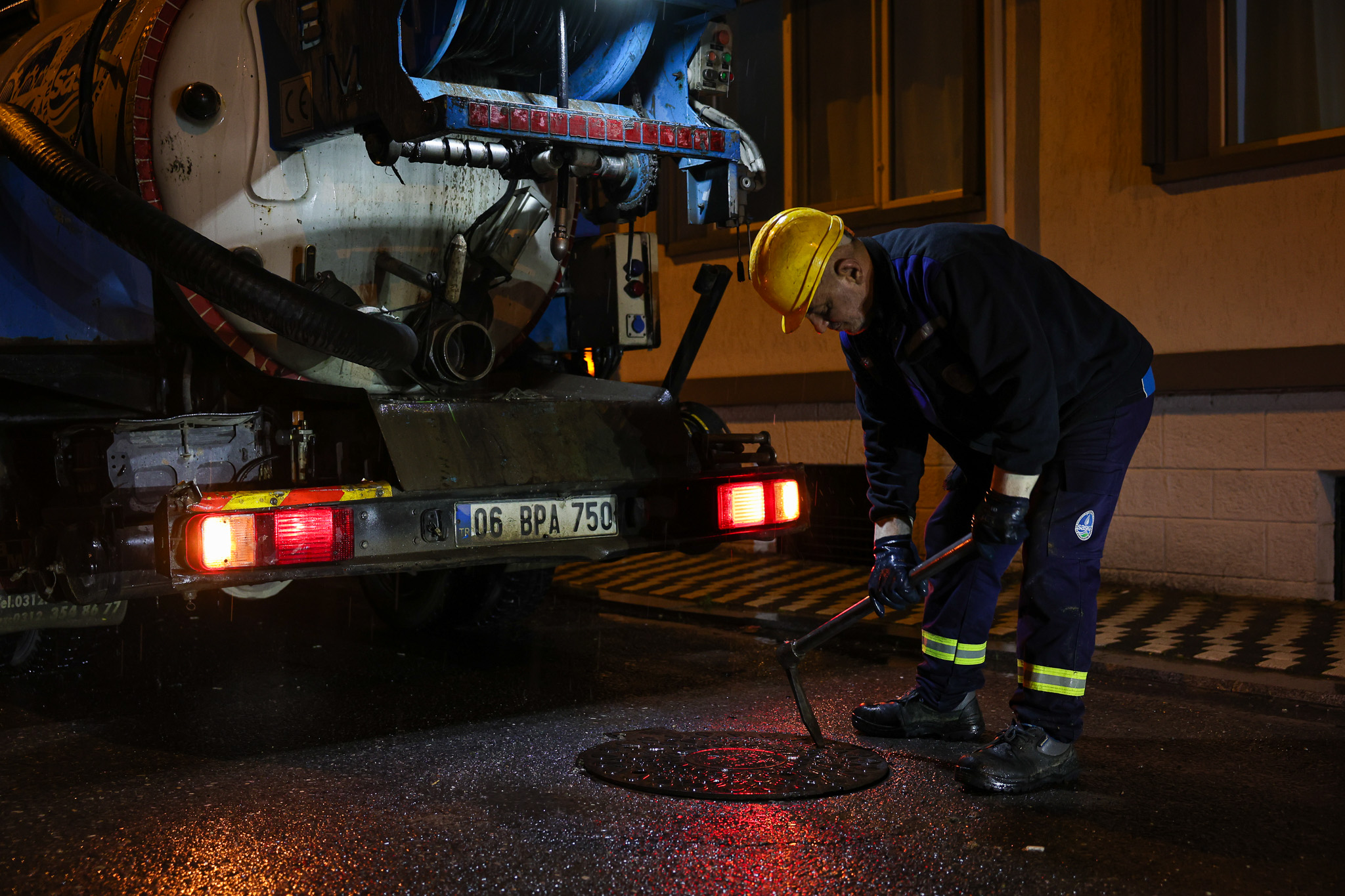 SASKİ, kuvvetli yağışa karşı tüm imkanları ile sabaha kadar sahadaydı