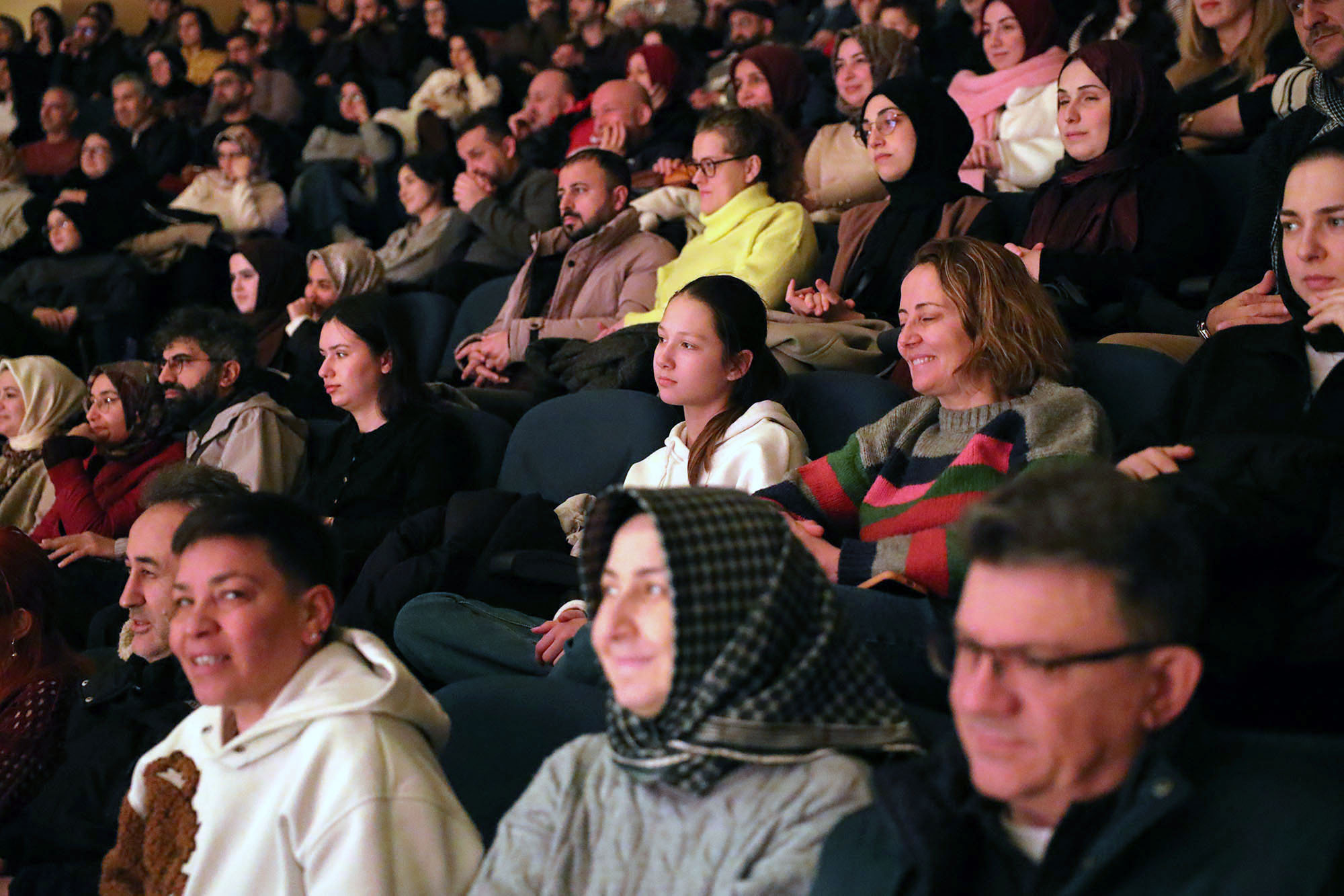 "Kibarlık Budalası" Sakarya’da sahnelendi, salonu dolduran izleyicilerden tam not aldı