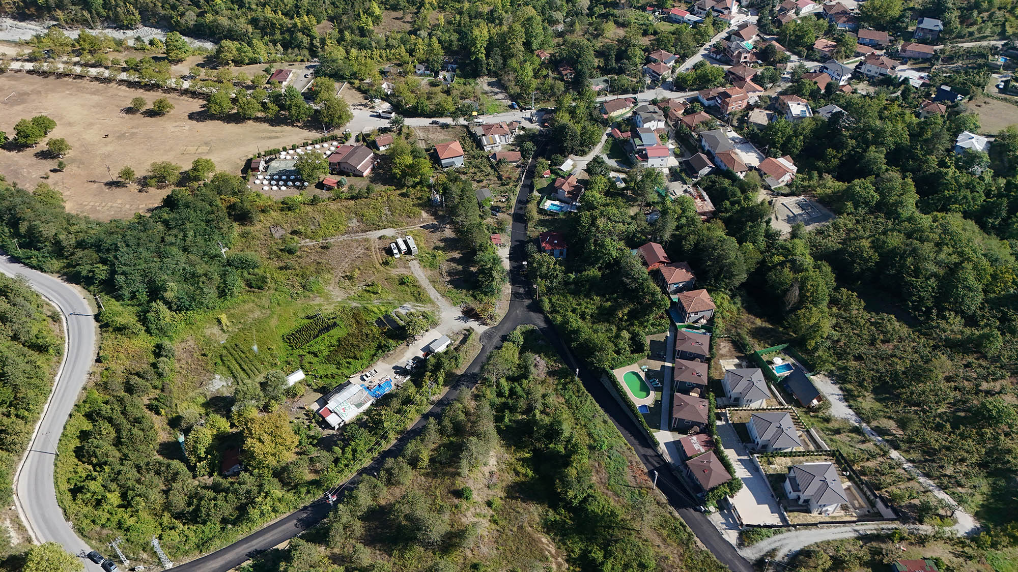Sapanca’da yollar asfaltla yeni yüzüne kavuşuyor: İlmiye’den Fevziye’ye geçildi