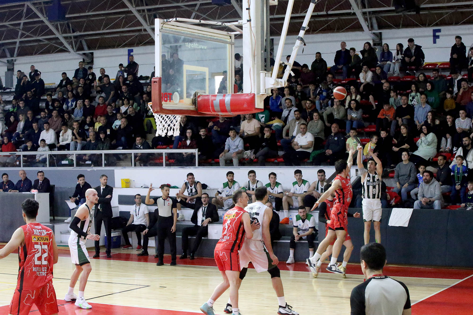 Büyükşehir Basketbol son 16’da dolu dizgin: 82-77