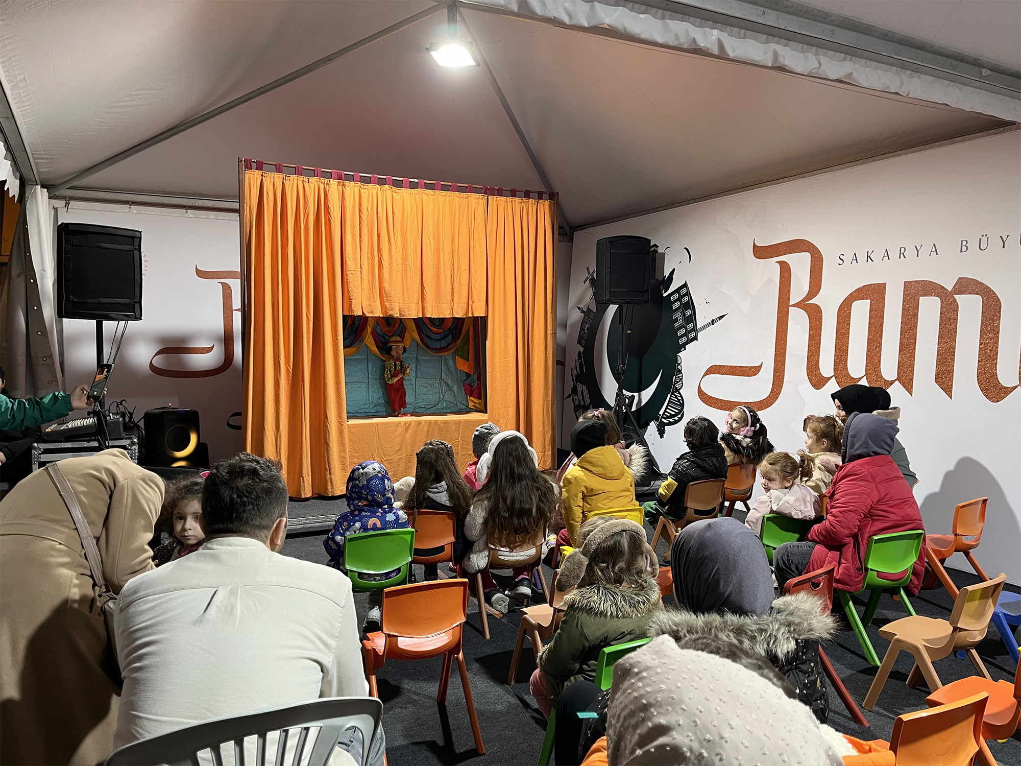 Ramazan Sokağı’nda minikleri kahkahaya boğan gösteri