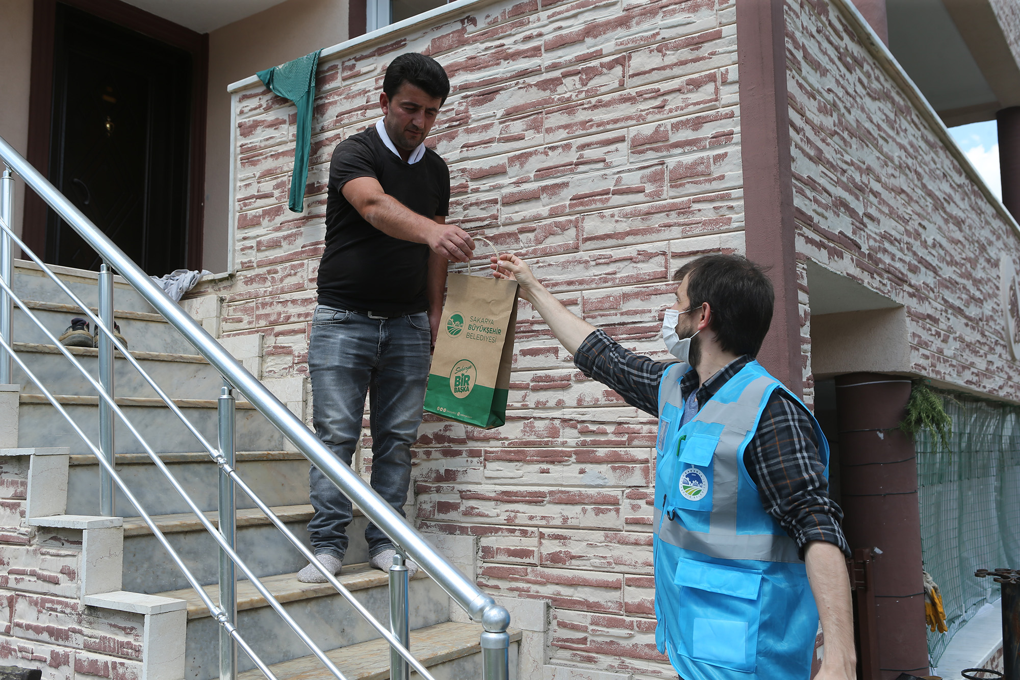 Ferizli’de hanelere maskeler ulaşmaya başladı