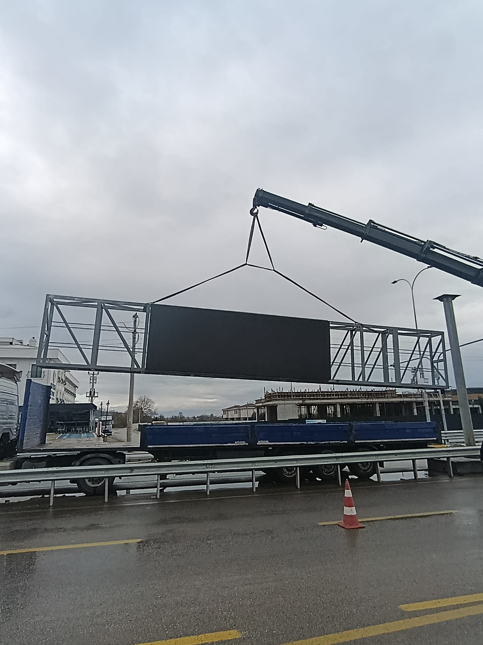 Sürücülere rehber olan dev ekran Karaman Yolu’nda farklı noktaya alındı