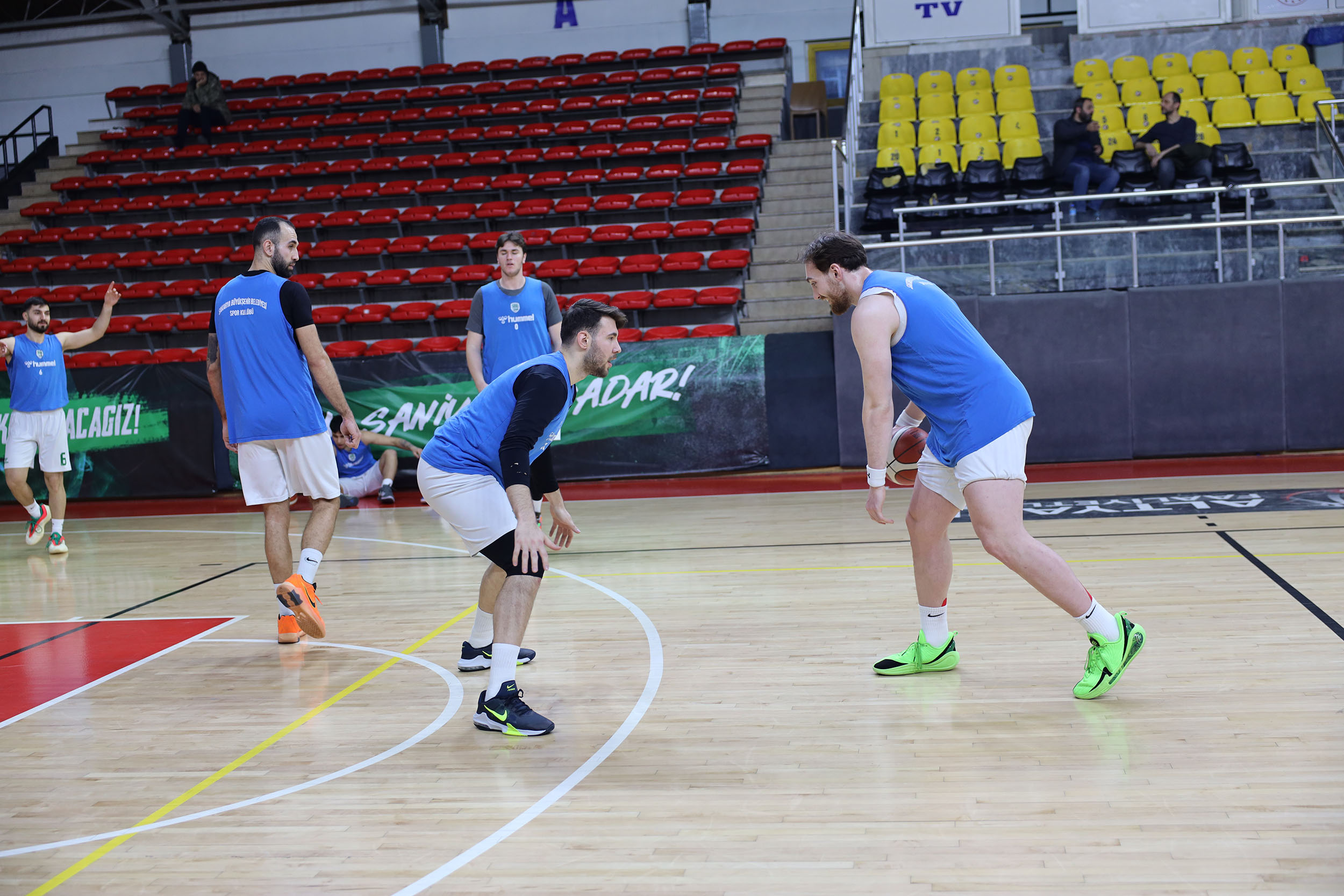 Büyükşehir Basketbol’da Başantrenör ve oyunculardan ortak mesaj: “Salonu dolduralım”