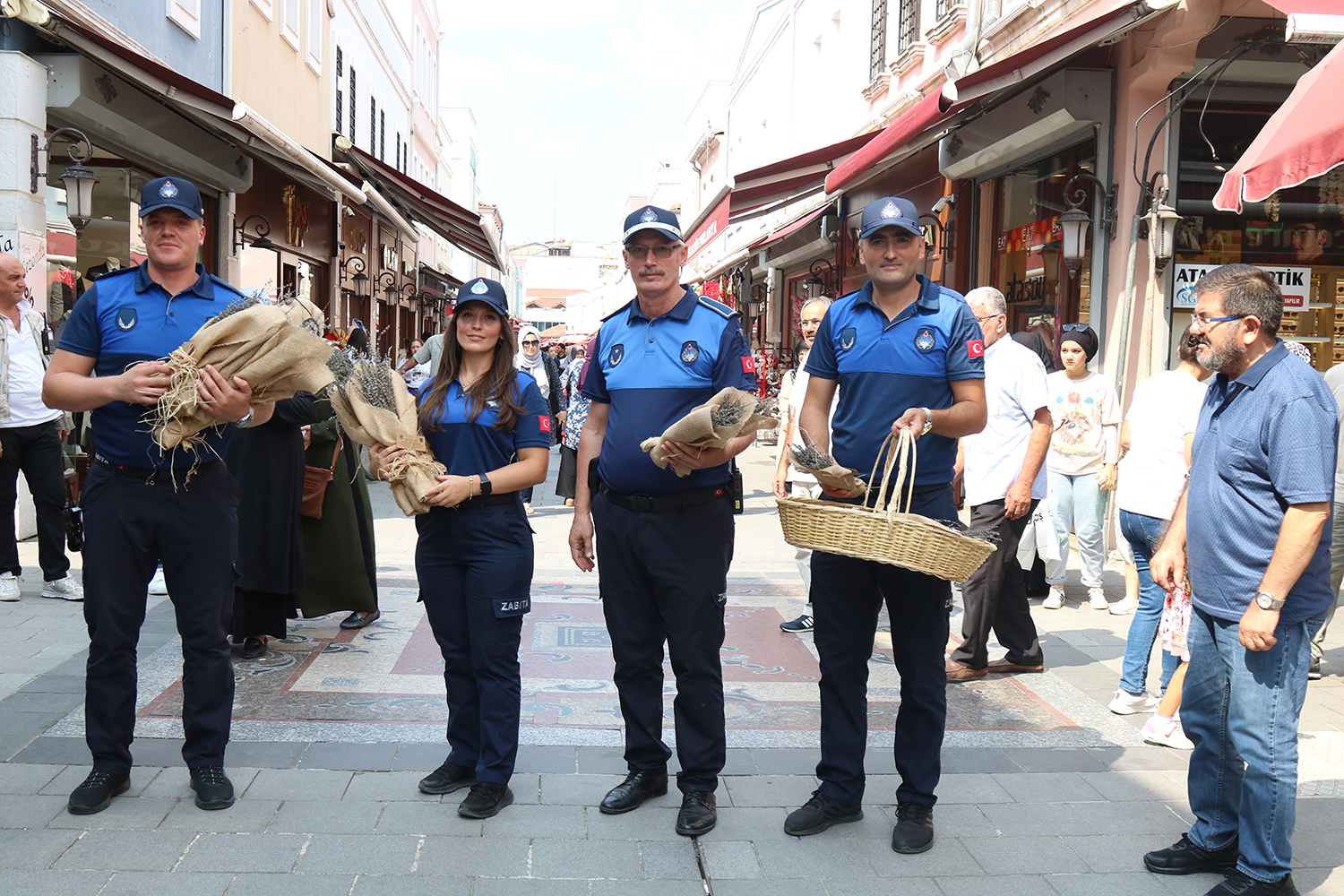 Zabıta teşkilatından esnaf ve vatandaşlara jest