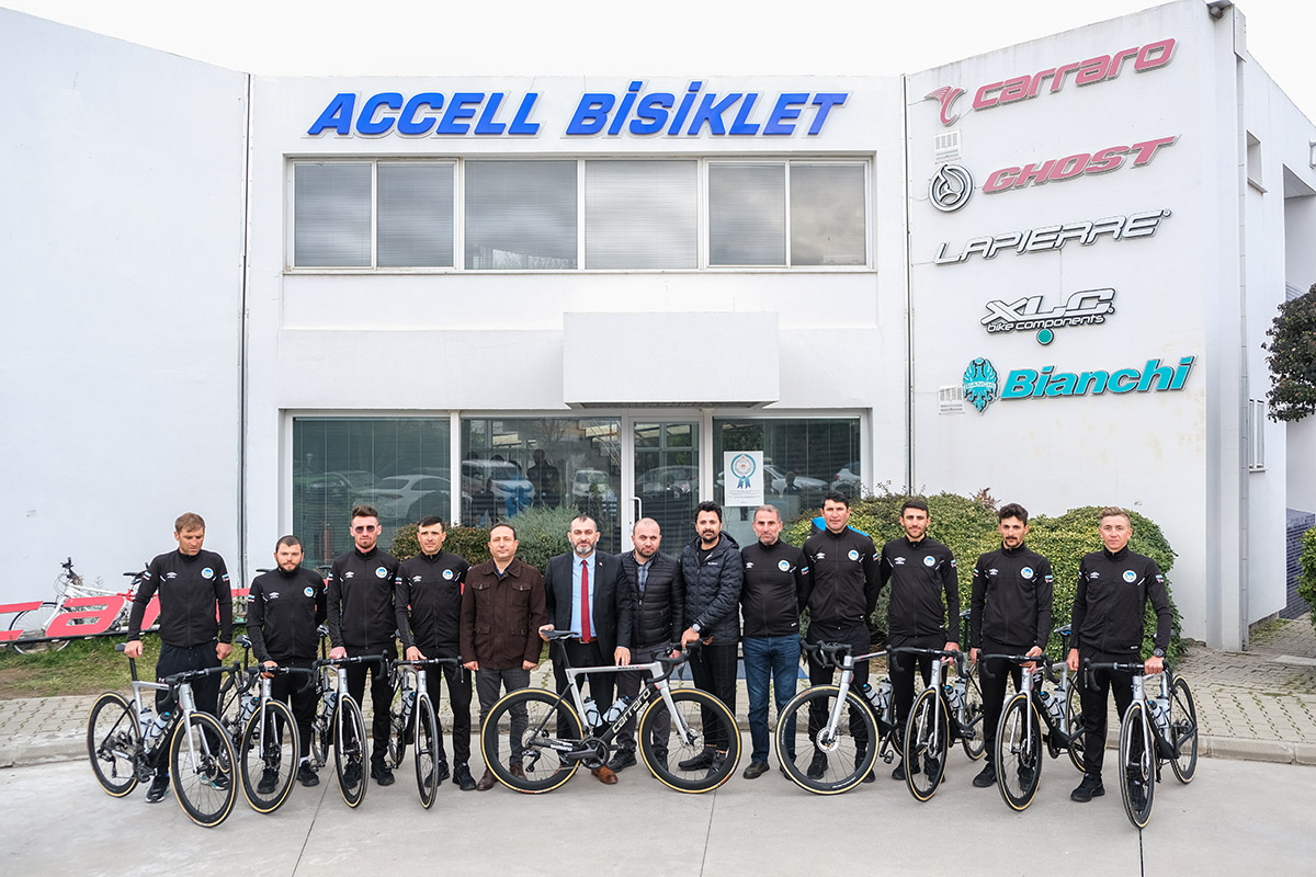 Sakarya Büyükşehir Bisiklet Takımı sponsorluklarla gücüne güç kattı