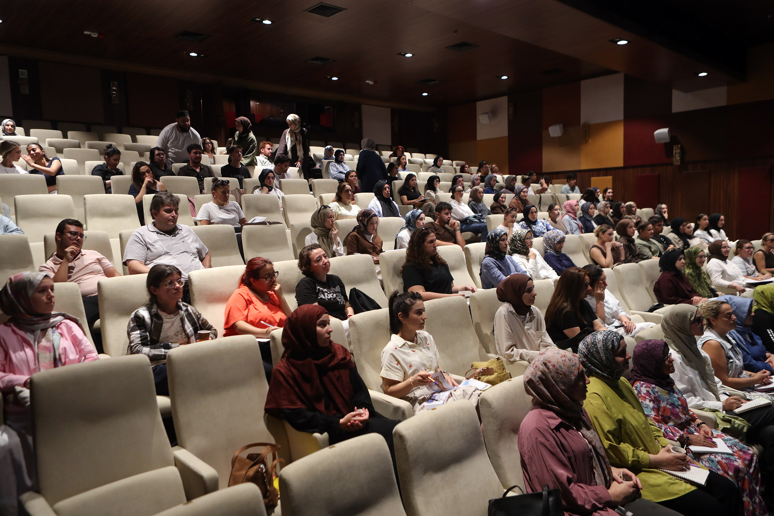 Büyükşehir’in KPSS adayları için destek programı AKM’de başladı