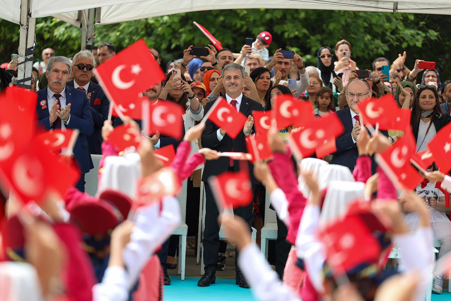 Alemdar miniklerin bayram coşkusuna ortak oldu: “Gözlerinizdeki ışık hiç solmasın”