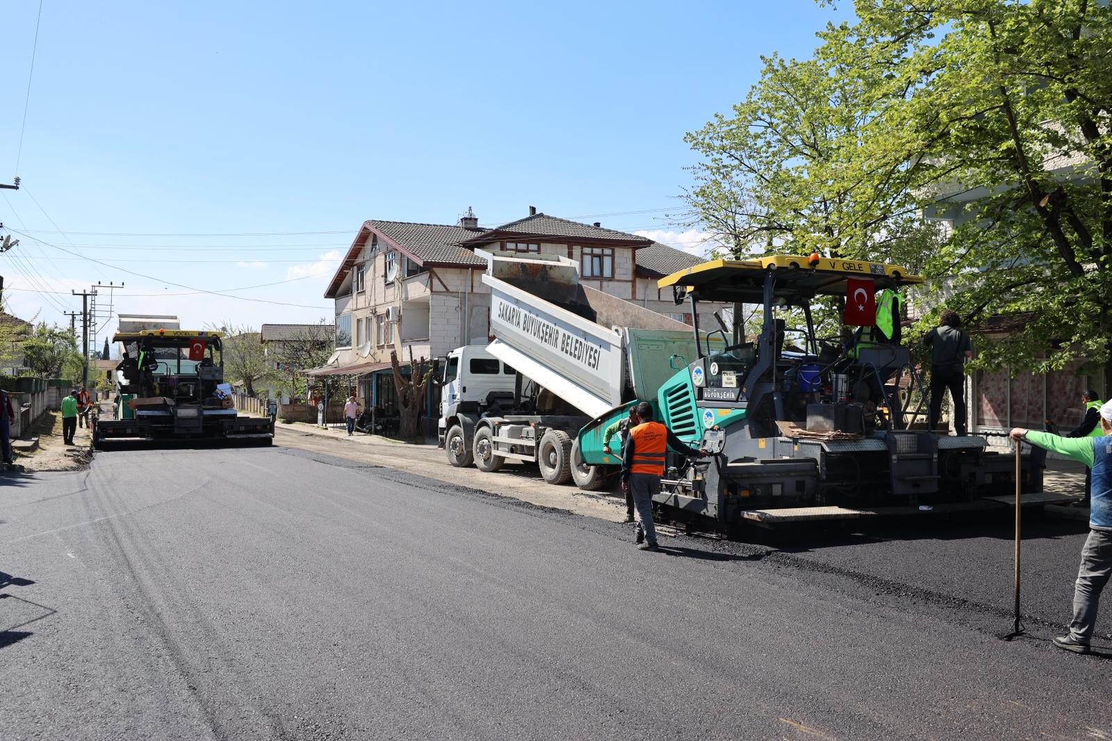 Büyükşehir asfalt sezonunu Akyazı’da açtı: 3 mahalleyi kapsayan 8 kilometrelik yol sıcak asfaltta buluşuyor