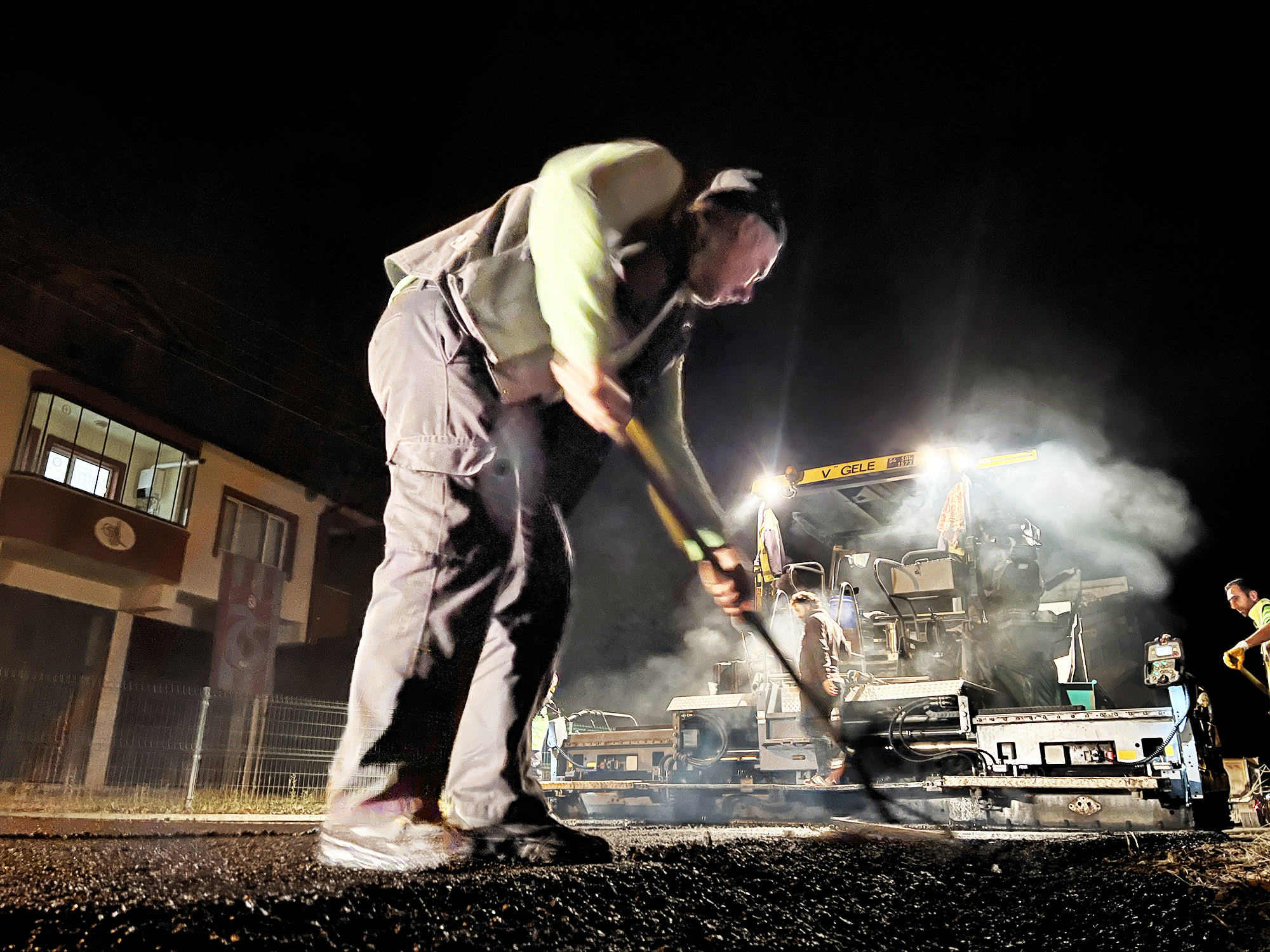 Büyükşehir gece mesaisinde. Asfaltlanmamış yol kalmayacak