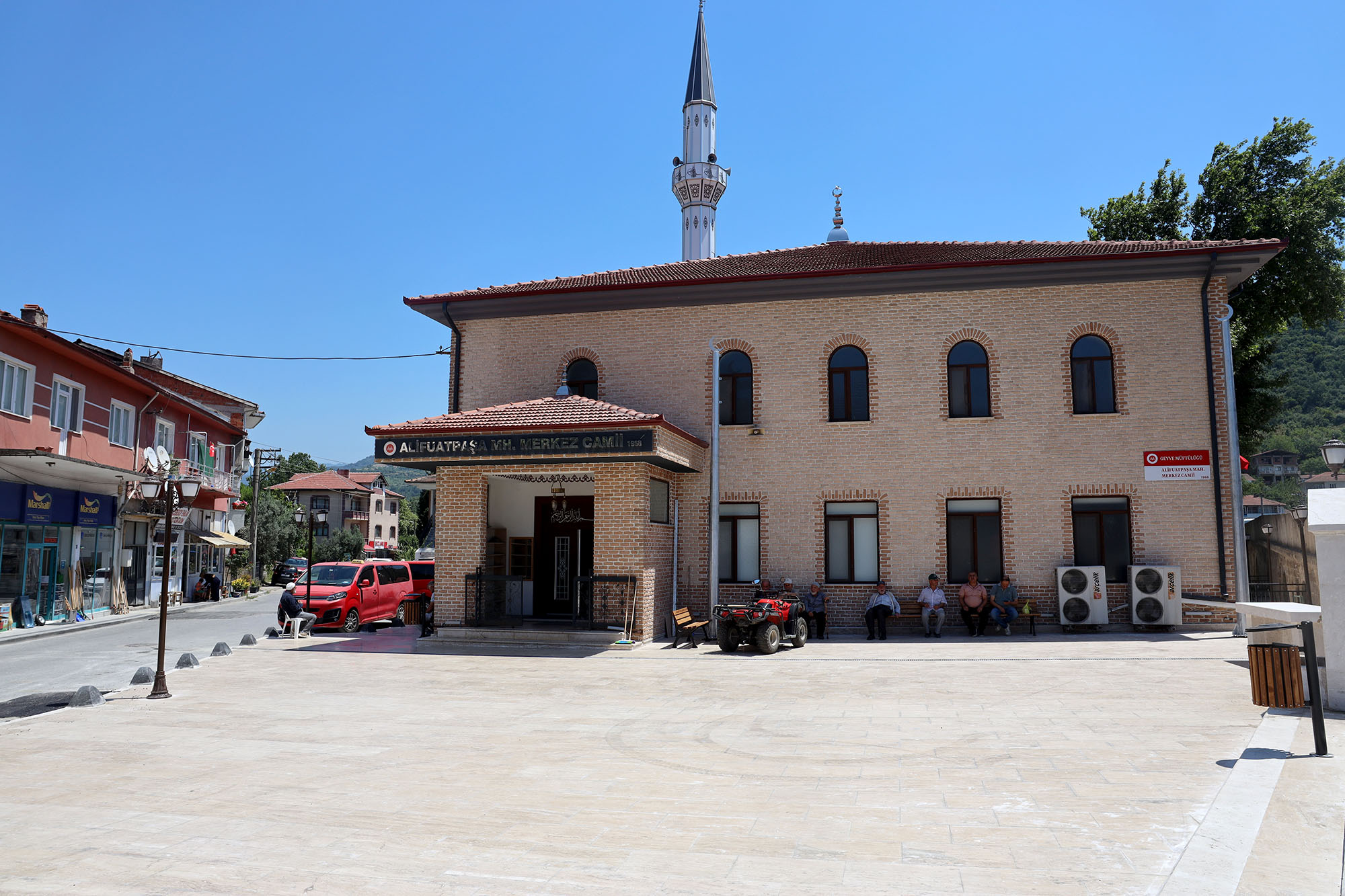 Alifuatpaşa Merkez Camii'nin çevresi yepyeni bir görünüme kavuştu