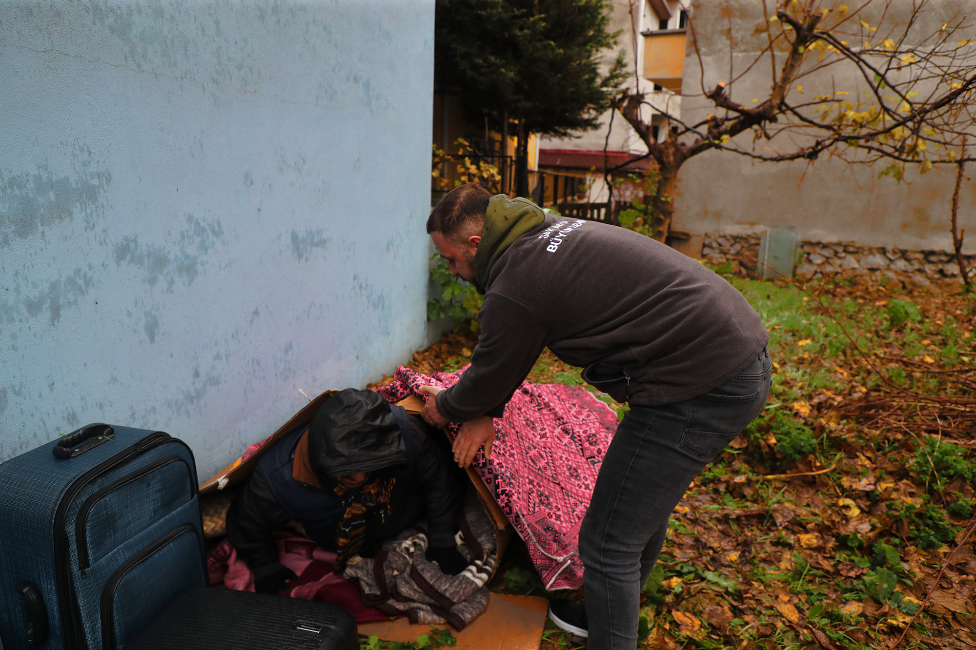 Soğuk kış gününde sokaktaki kimsesizlerin ailesi Büyükşehir