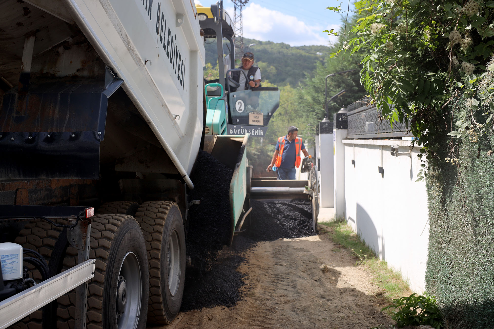 Sapanca’da yollar asfaltla yeni yüzüne kavuşuyor: İlmiye’den Fevziye’ye geçildi