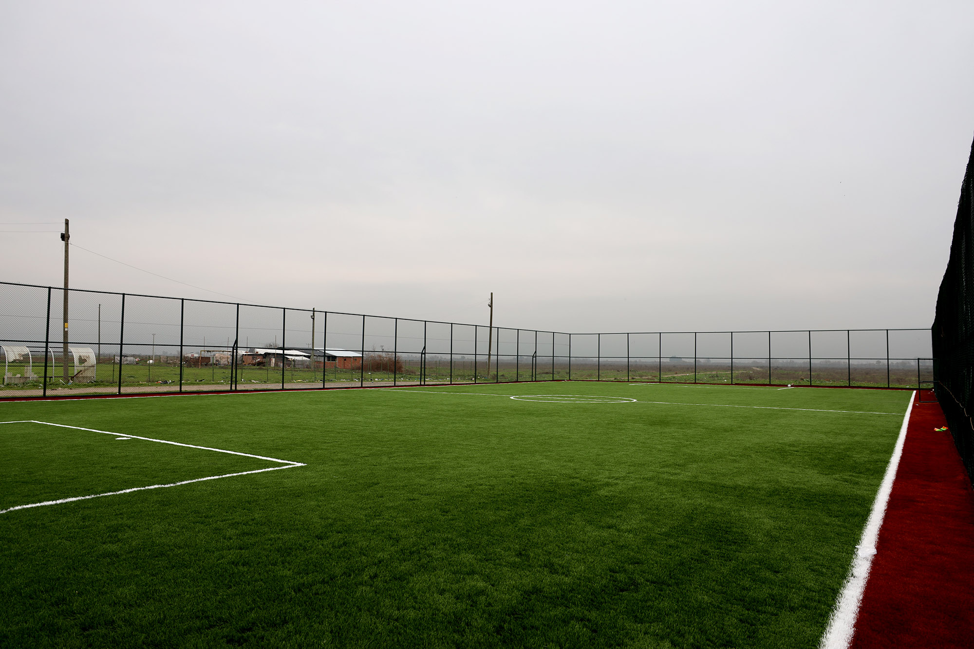 Geyve Bayat ve Eşme’de spor sahaları hizmete gün sayıyor