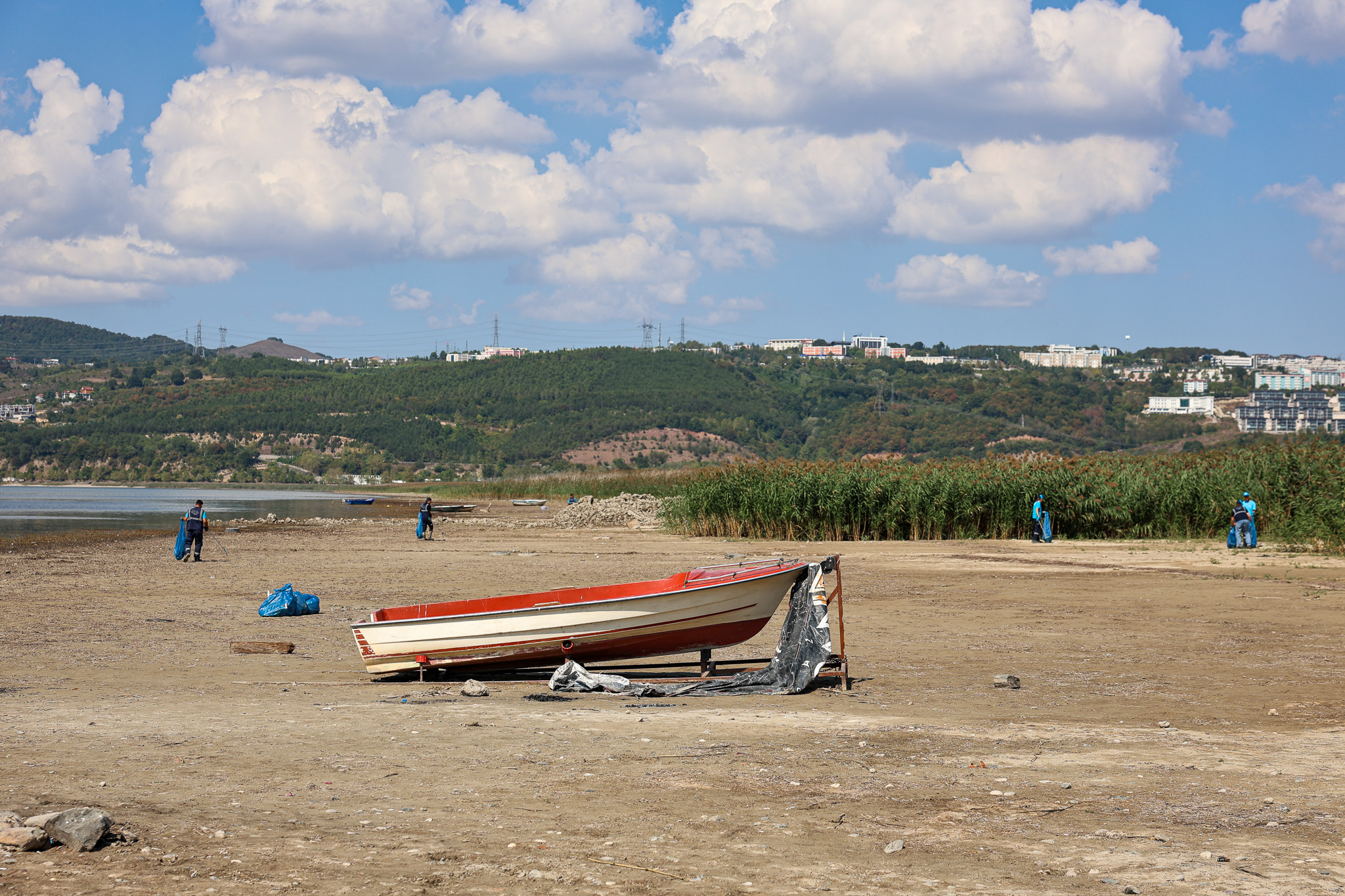 Sapanca Gölü çevresinden 2 ton çöp toplandı