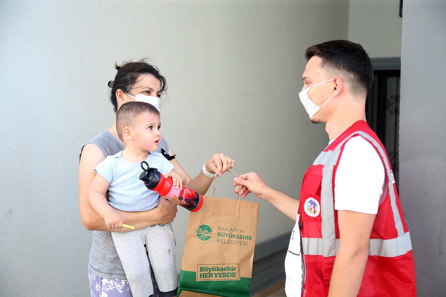 Maske ve dezenfektan dağıtımı Erenler’de devam ediyor