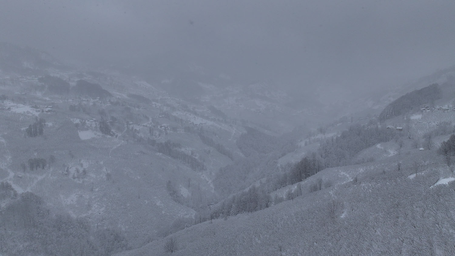 Büyükşehir 24 saat kar mesaisinde: 17 grup yolundan 10’u ulaşıma açıldı
