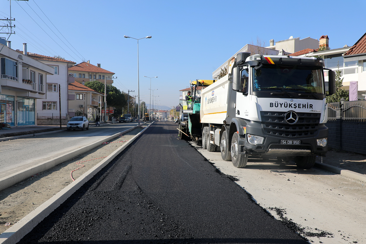 Erenler’de yoğun asfalt mesaisi