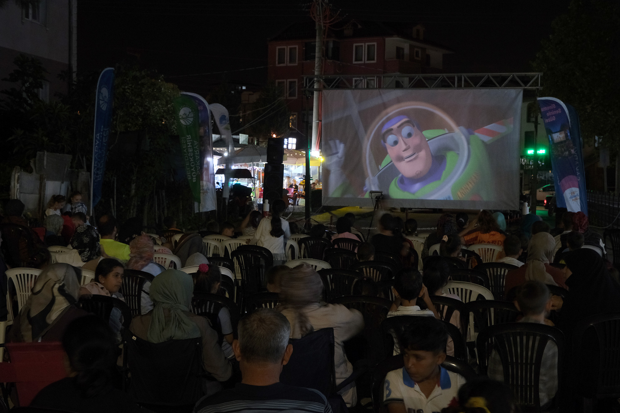 Büyükşehir’in ‘Yaz Sineması’ Ferizli ve Karasu’da çocuklarla buluştu