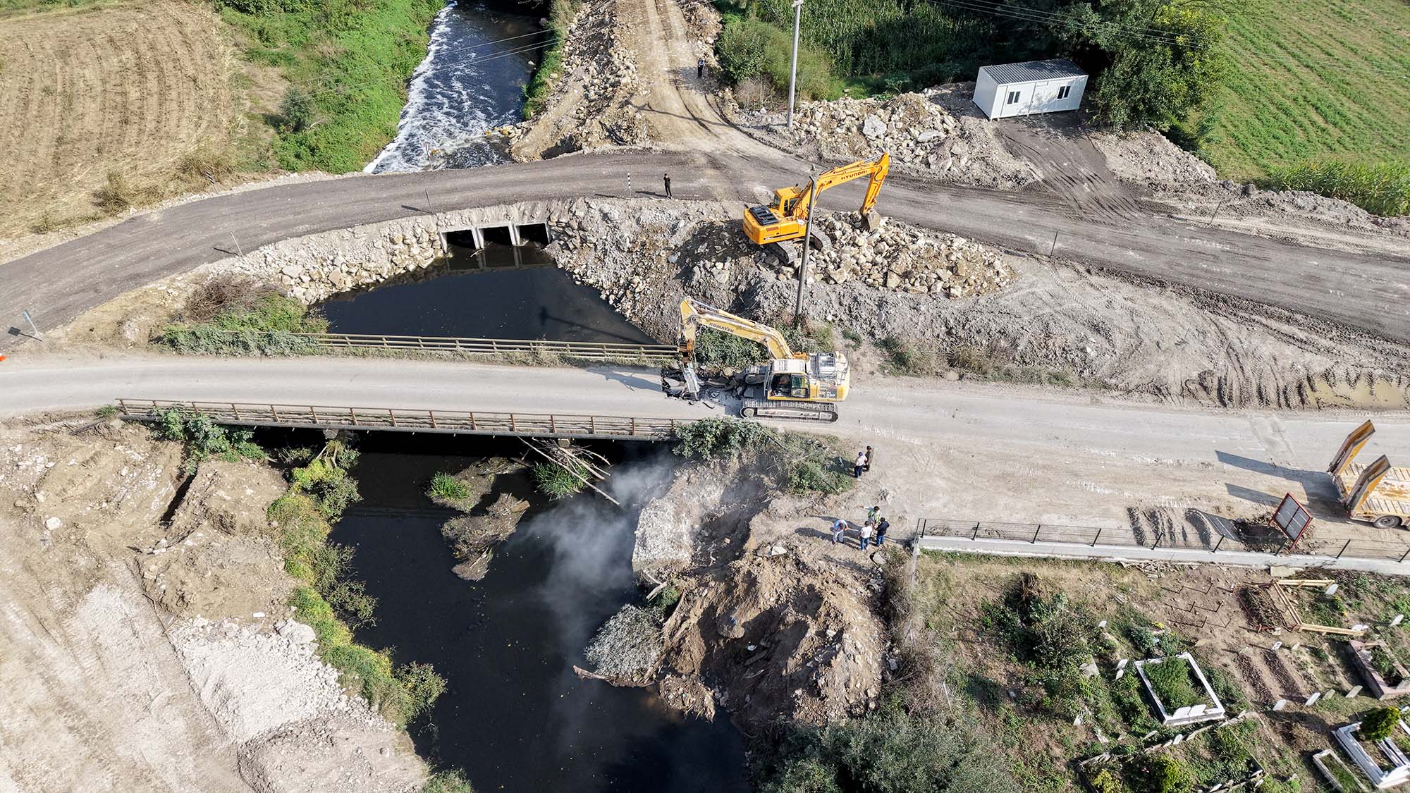Söğütlü Beşdeğirmen köprüsünde yenileme işlemleri yıkım ile başladı