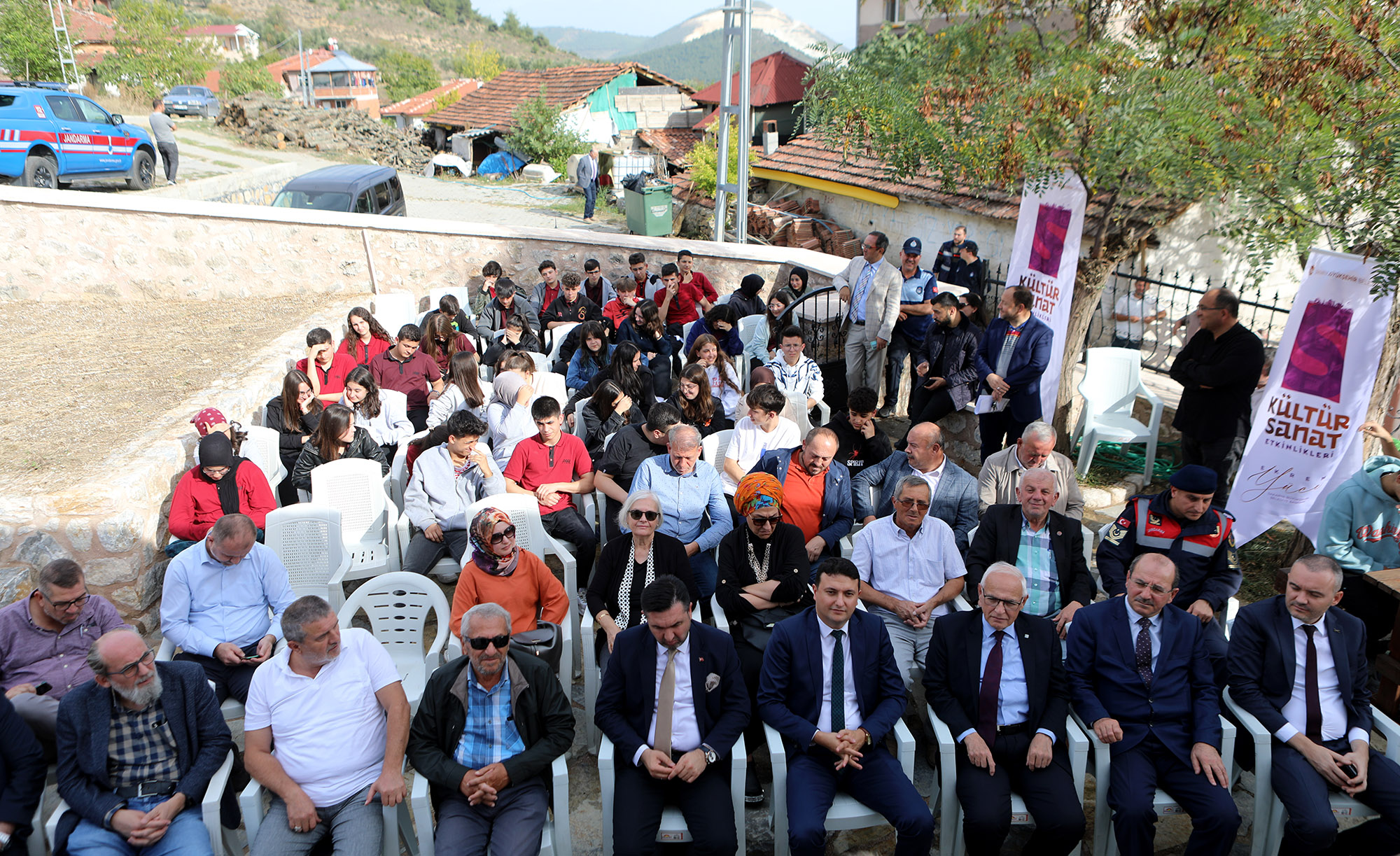 Prof. Dr. İsen türbe önünde anlattı: Pamukova’nın fethi ve Karaca Ahmet’in manevi hatırası