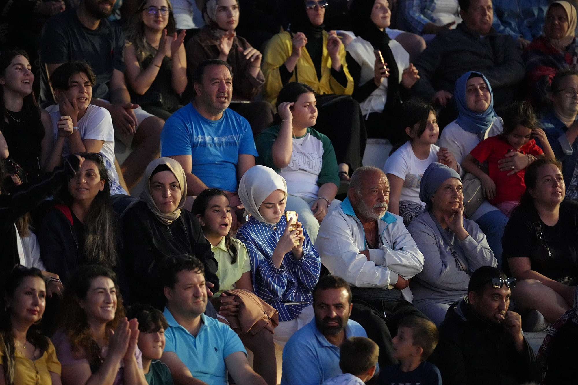 Büyükşehir’den Karasu’da yaz akşamına neşe katan nostalji konseri