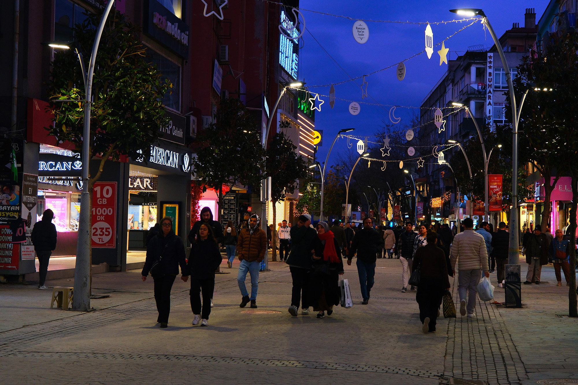 Çark Caddesi Ramazan kıyafetini giydi: Yıldız, ay ve hilal ile görsel şölen…