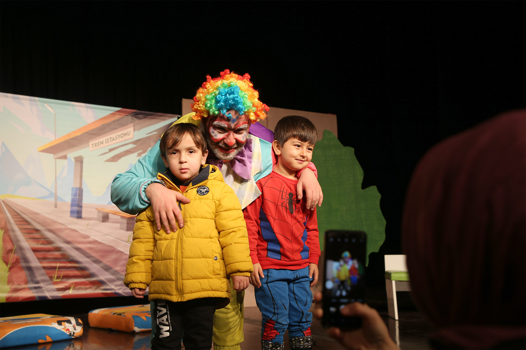 “İki Bavul Dolusu Hapşu ile Turşu” AKM’de kahkahayla geçti