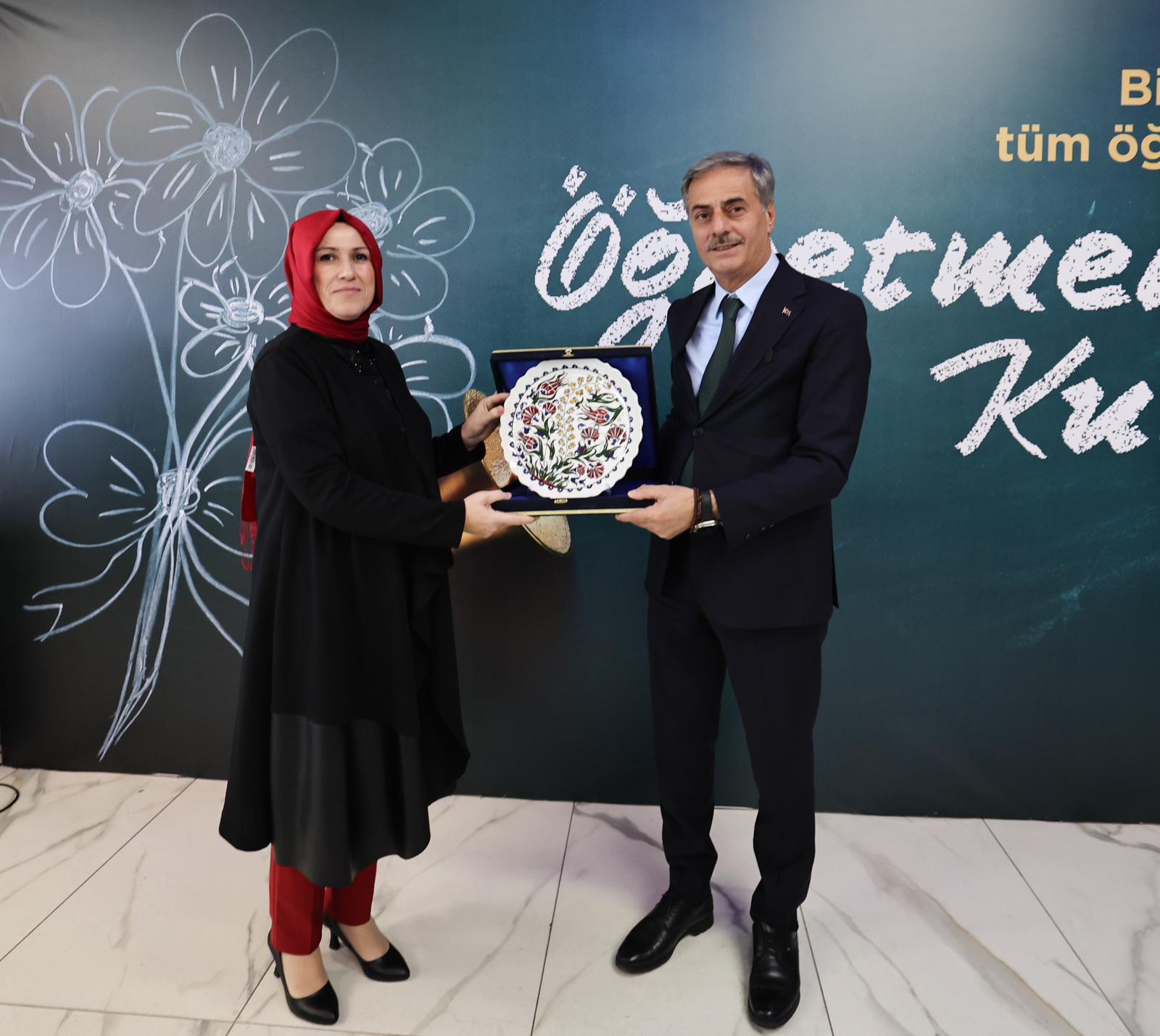 “Öğretmenlik hiçbir ölçüyle tarif edilmeyecek kadar yüce bir meslektir”