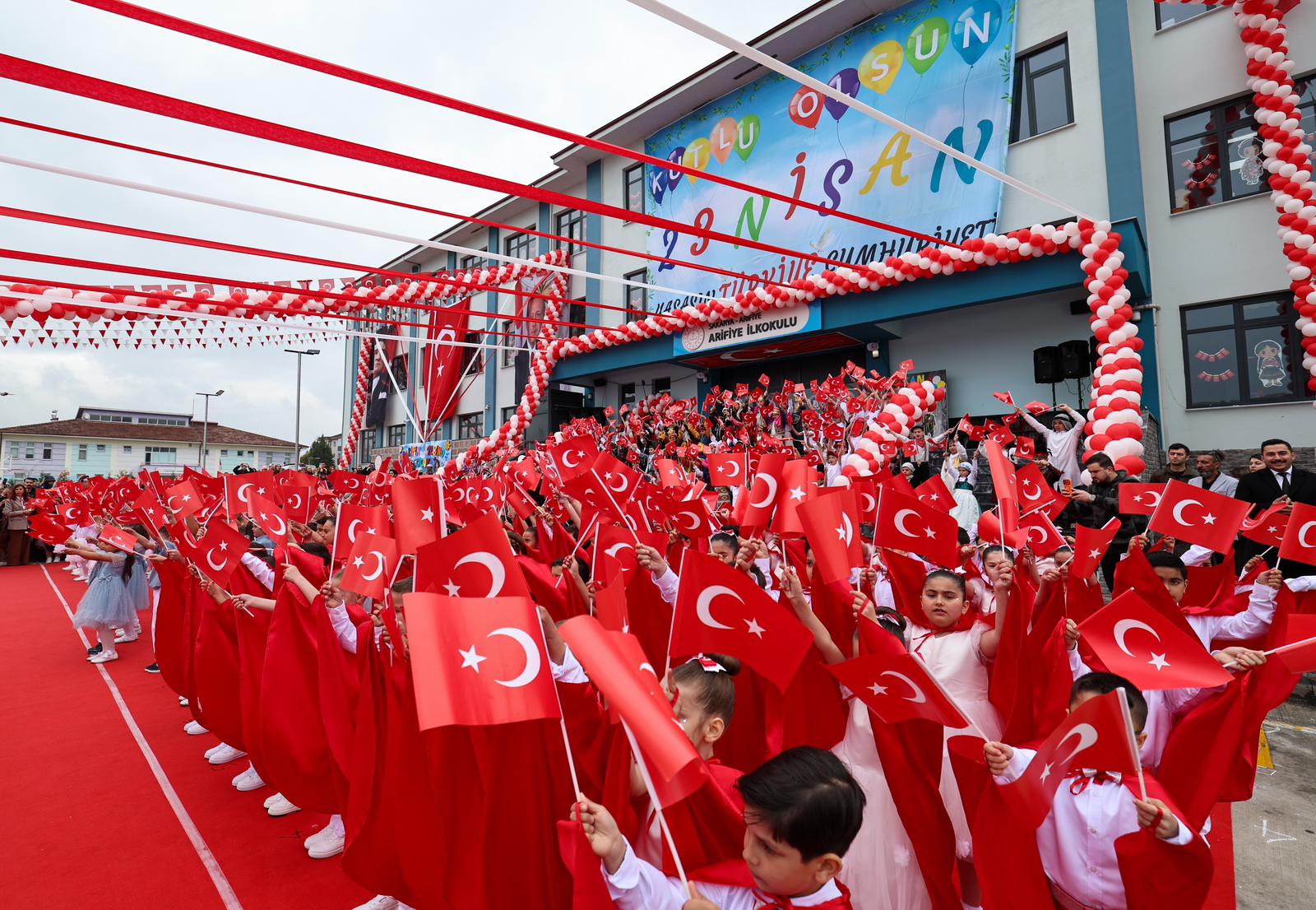 Alemdar miniklerin 23 Nisan coşkusuna ortak oldu: “Tüm çocuklarımızın bayramı kutlu olsun”