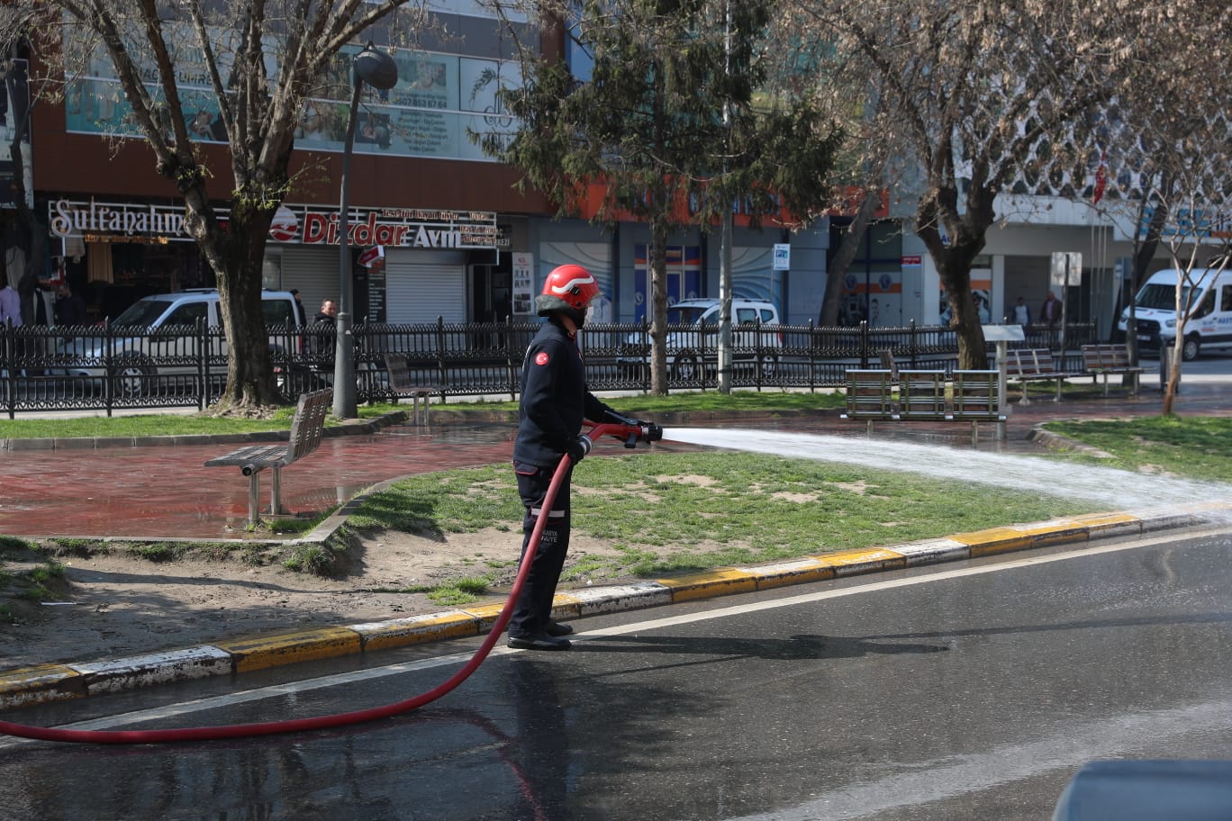 Meydan ve caddeler yıkanıyor