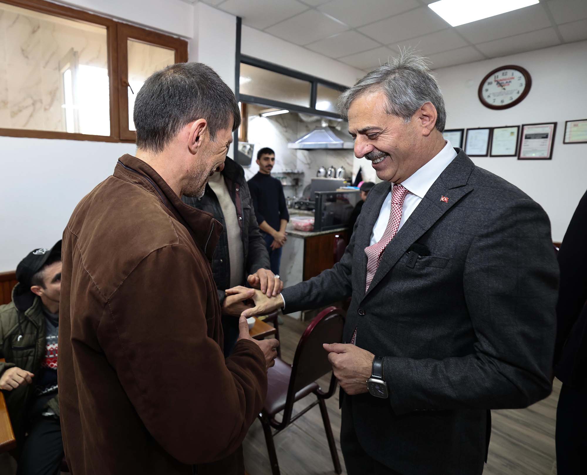 Yusuf Alemdar Karapürçek'te vatandaşla hasret giderdi: “Birlik, beraberlik ve kardeşlikle her mahalleye dokunacağız”