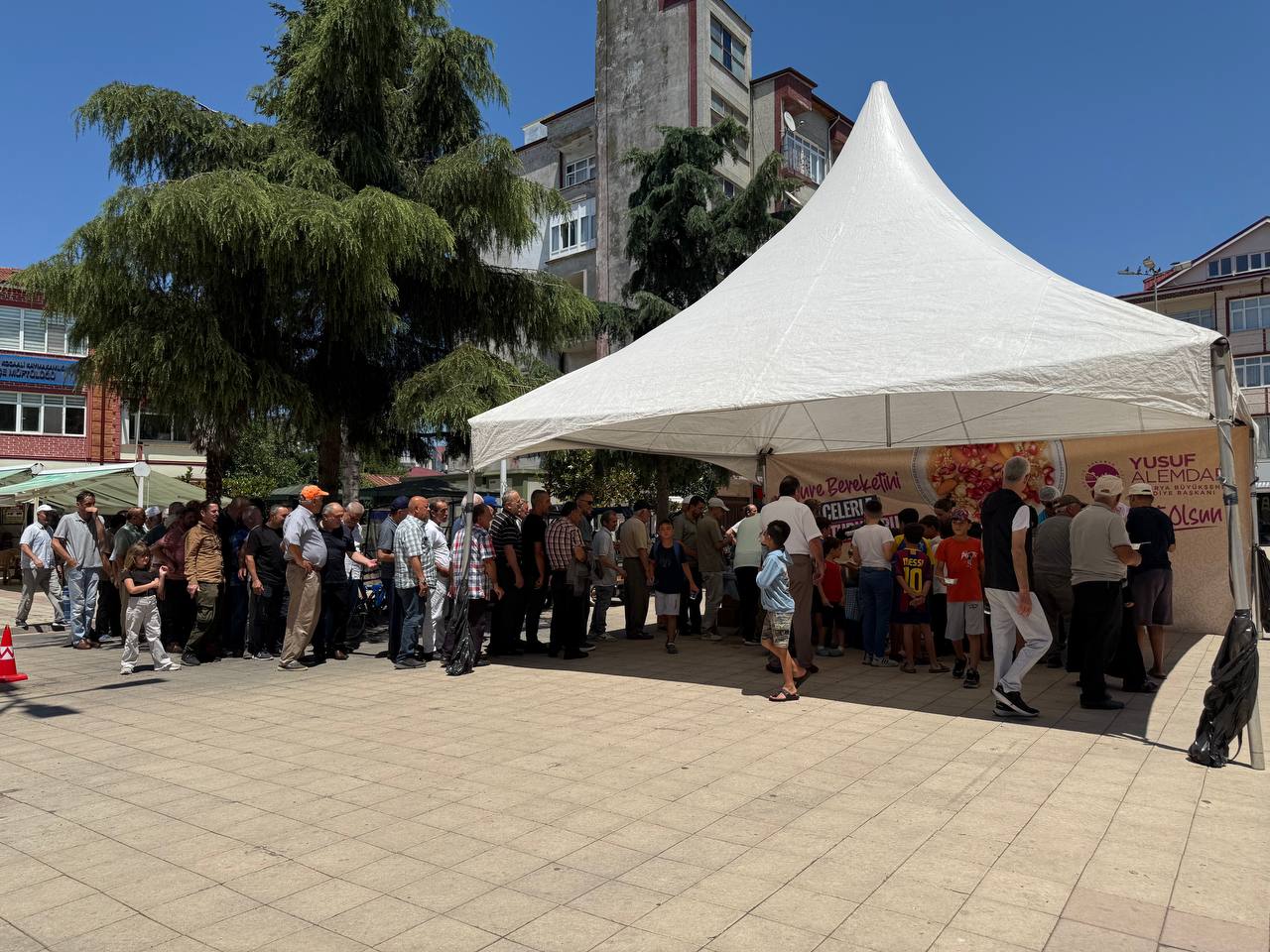 Binlerce kişi aşureyi tattı, hem diller hem de gönüller lezzet buldu
