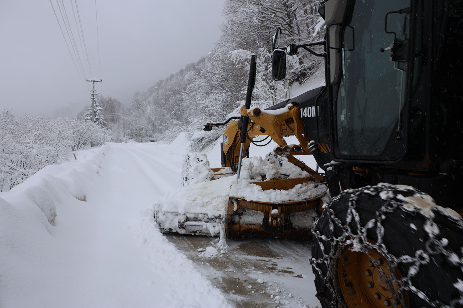 Büyükşehir’in kar mesaisi sonuç verdi: 6 grup yolu ulaşıma açıldı
