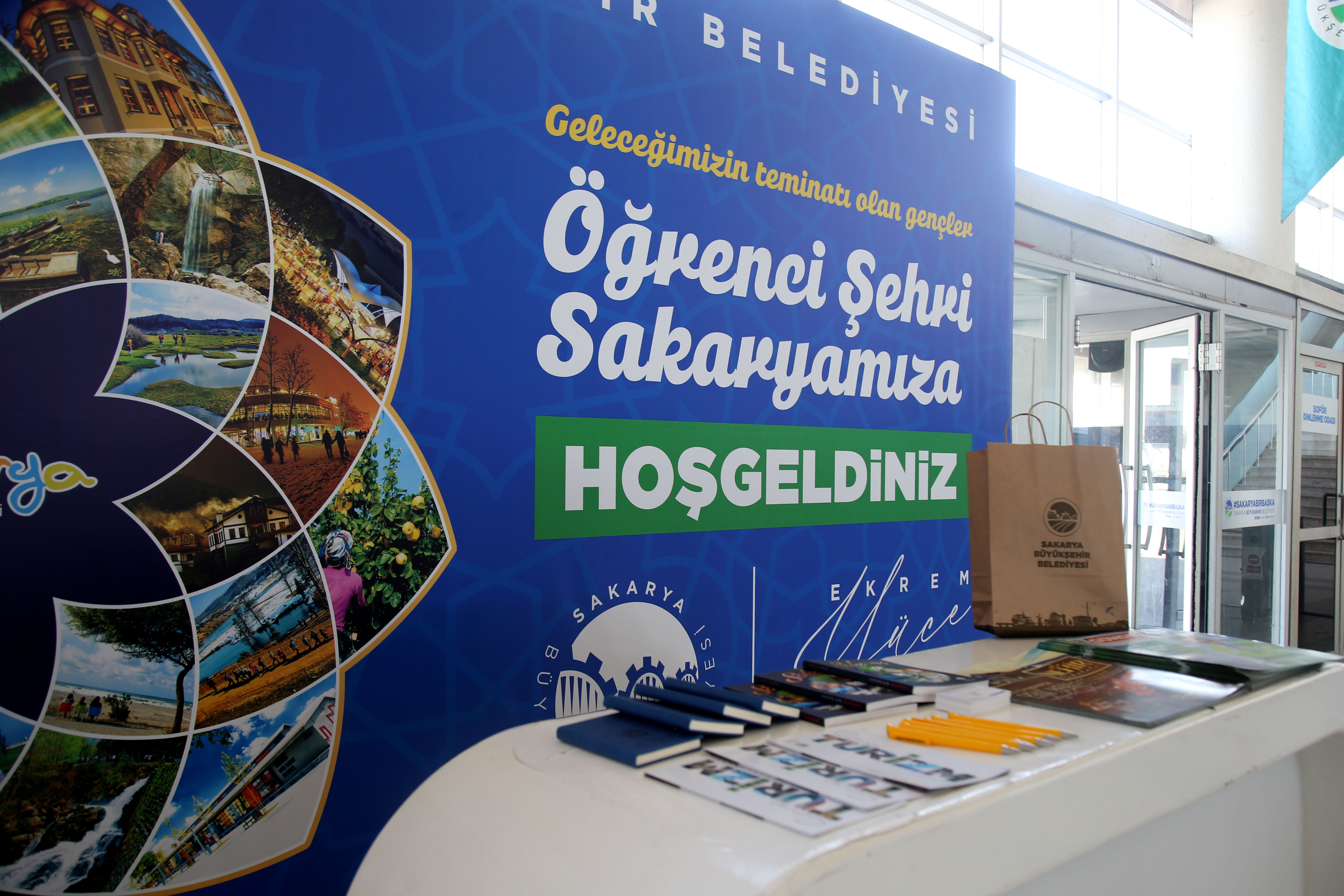 Büyükşehir üniversite kaydını yaptırmak için şehre gelen öğrencileri karşıladı