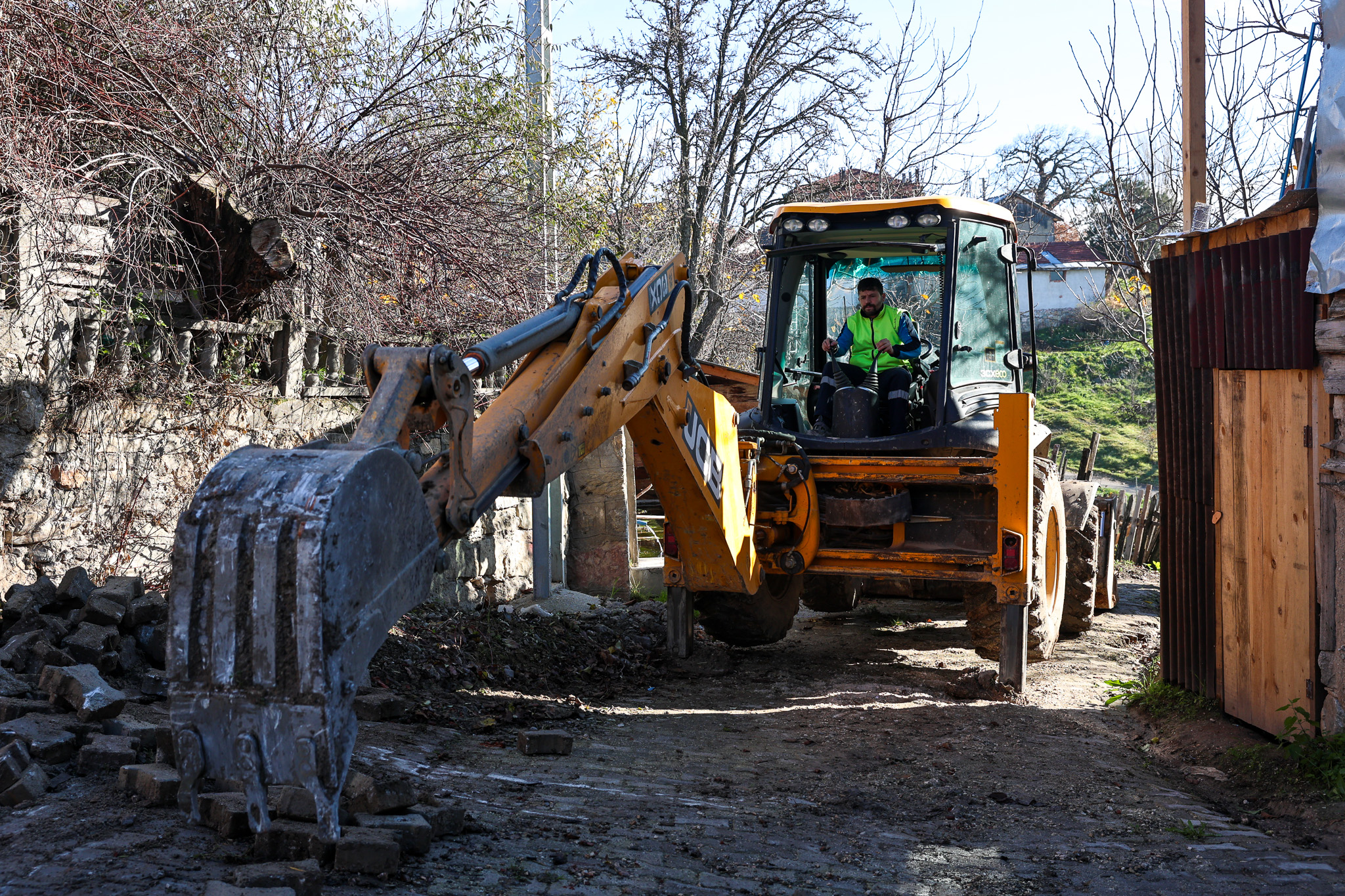 Merkeze 85 kilometre uzaklıktaki Taraklı Alballar’da altyapı dönüşümü başladı