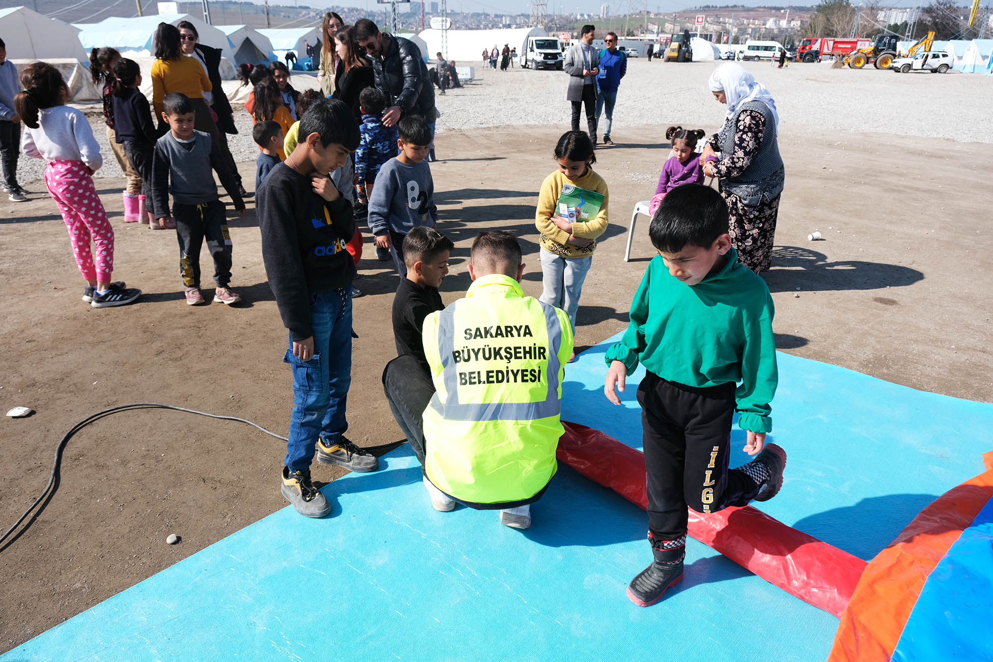Büyükşehir deprem çocuklarının yüzünde tebessüm oldu