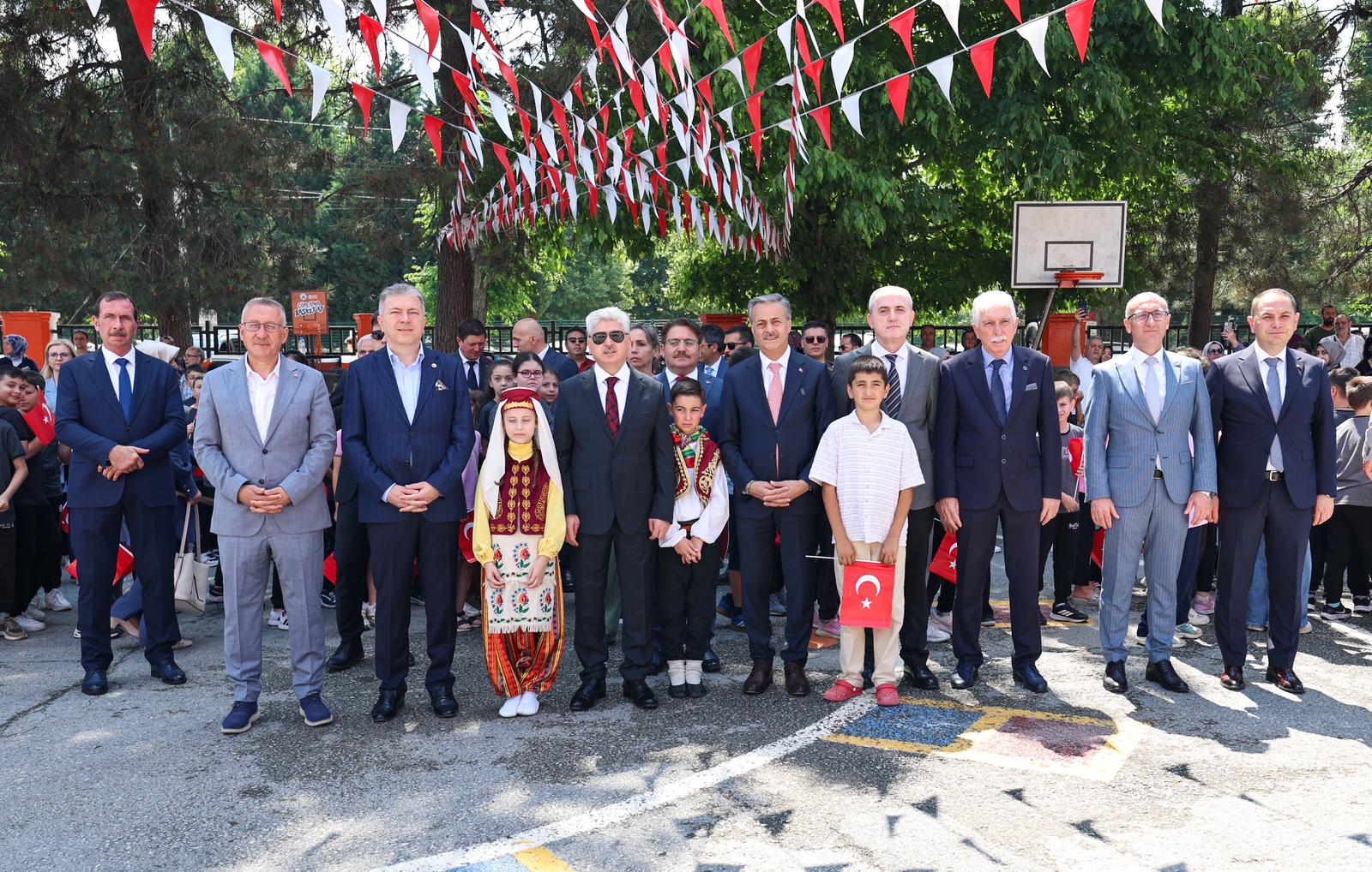 Yusuf Alemdar miniklerin karne heyecanına ortak oldu: “Geleceğin güçlü Türkiye’si için en büyük hazinemizsiniz”