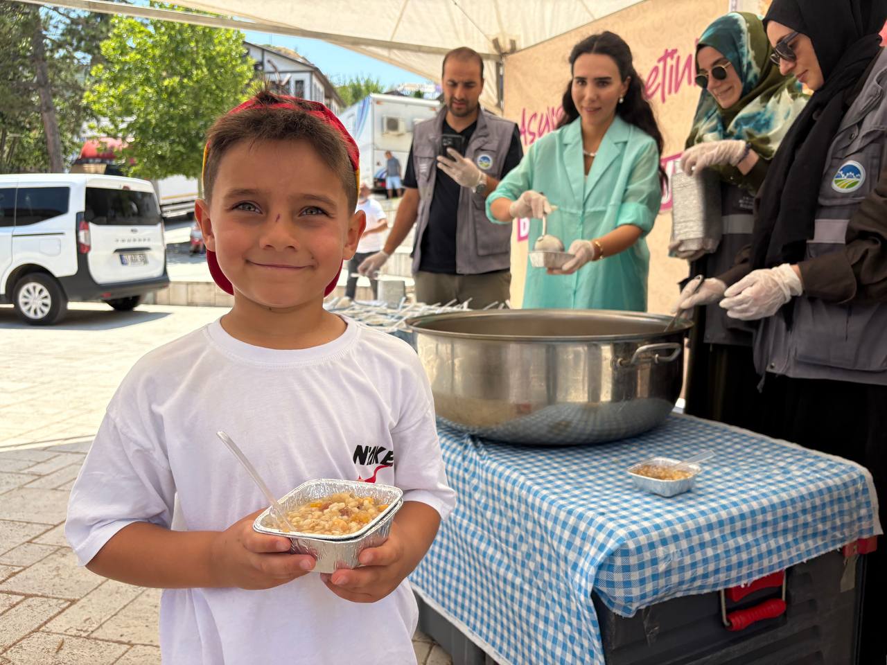 Binlerce kişi aşureyi tattı, hem diller hem de gönüller lezzet buldu