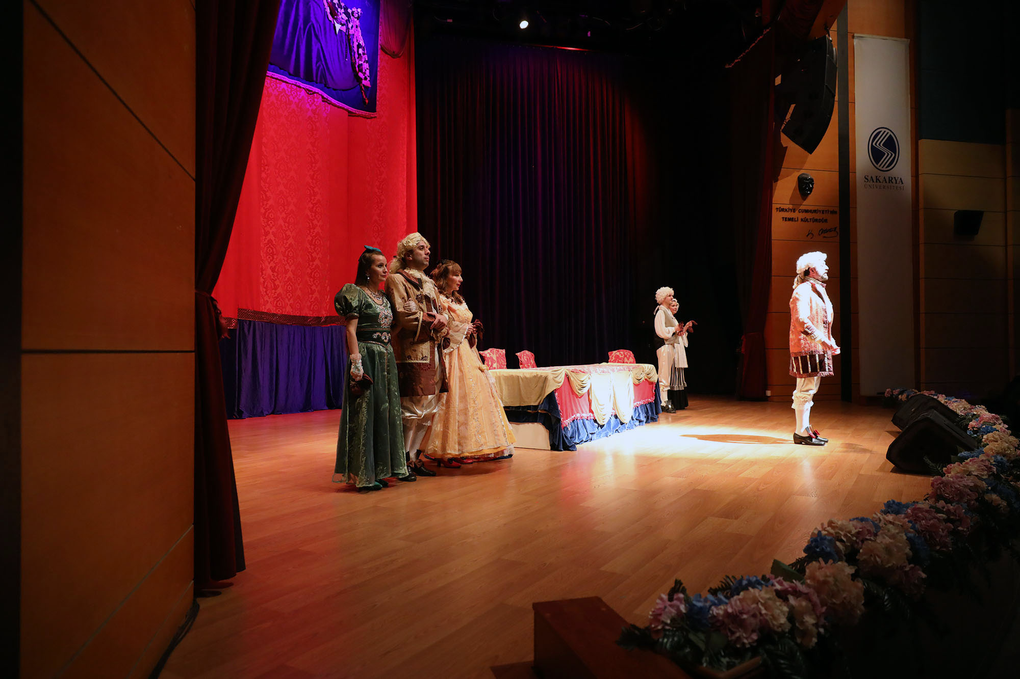 "Kibarlık Budalası" Sakarya’da sahnelendi, salonu dolduran izleyicilerden tam not aldı